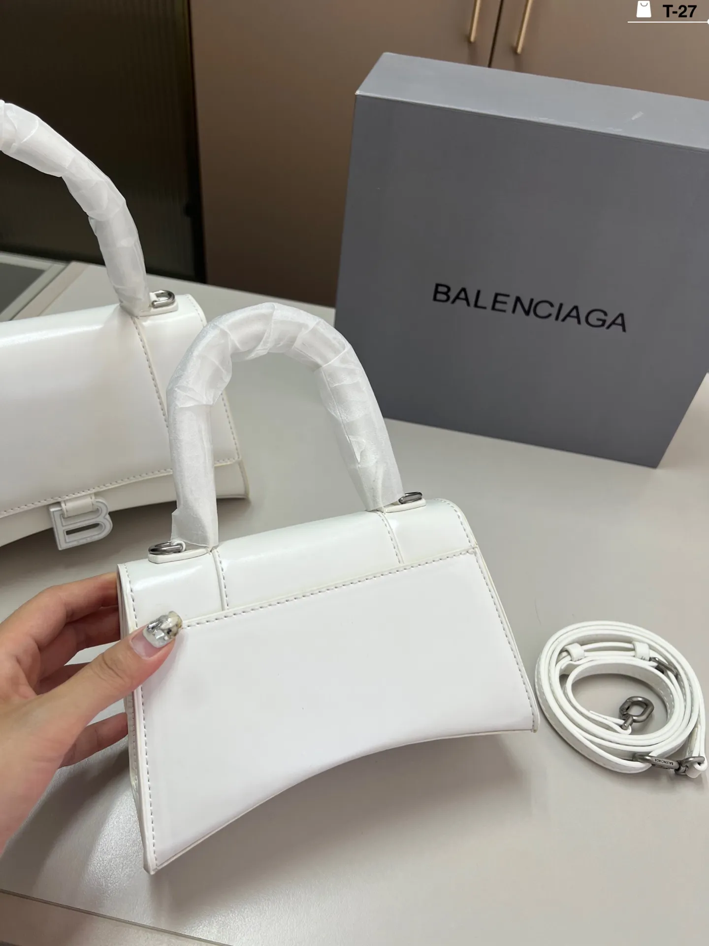 小💰p135 巴黎世家沙漏包(平纹) 优雅 时尚 简单又大方 还带给你带来复古潮流的感觉 T-27尺寸19×9/22×10折叠盒