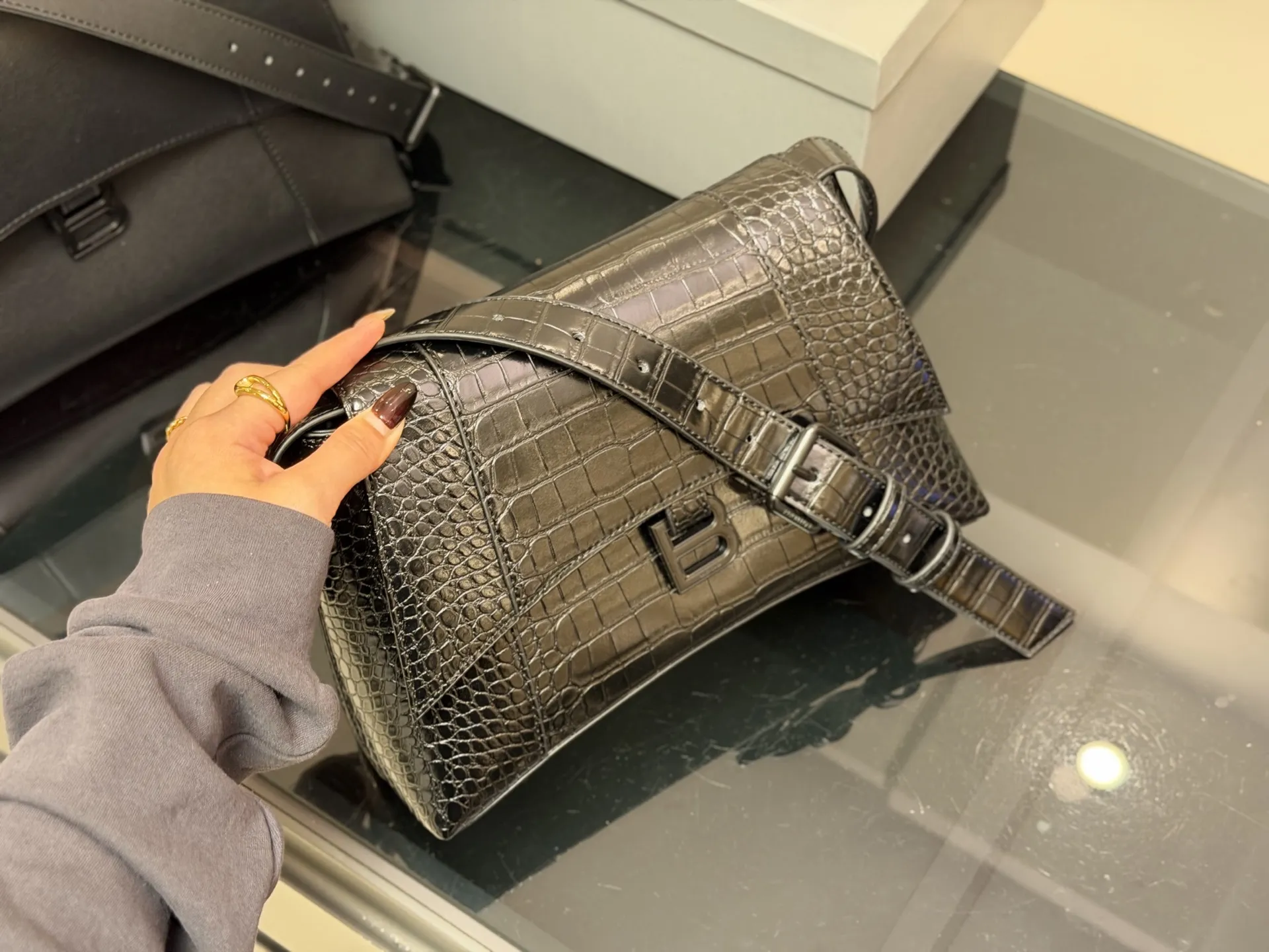 &yen;180 &yen;185 配盒！！ size：28cm 33cm Balenciaga down town 巴黎世家新款沙漏 异型包的设计又酷又高级 包身容量可观