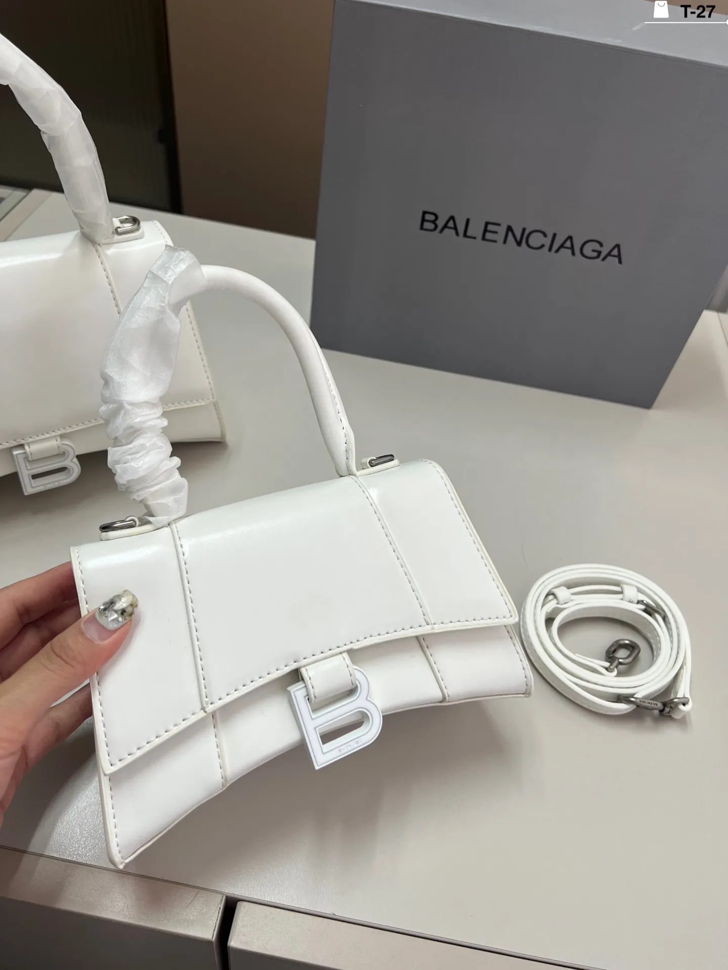 小💰p135 巴黎世家沙漏包(平纹) 优雅 时尚 简单又大方 还带给你带来复古潮流的感觉 T-27尺寸19×9/22×10折叠盒