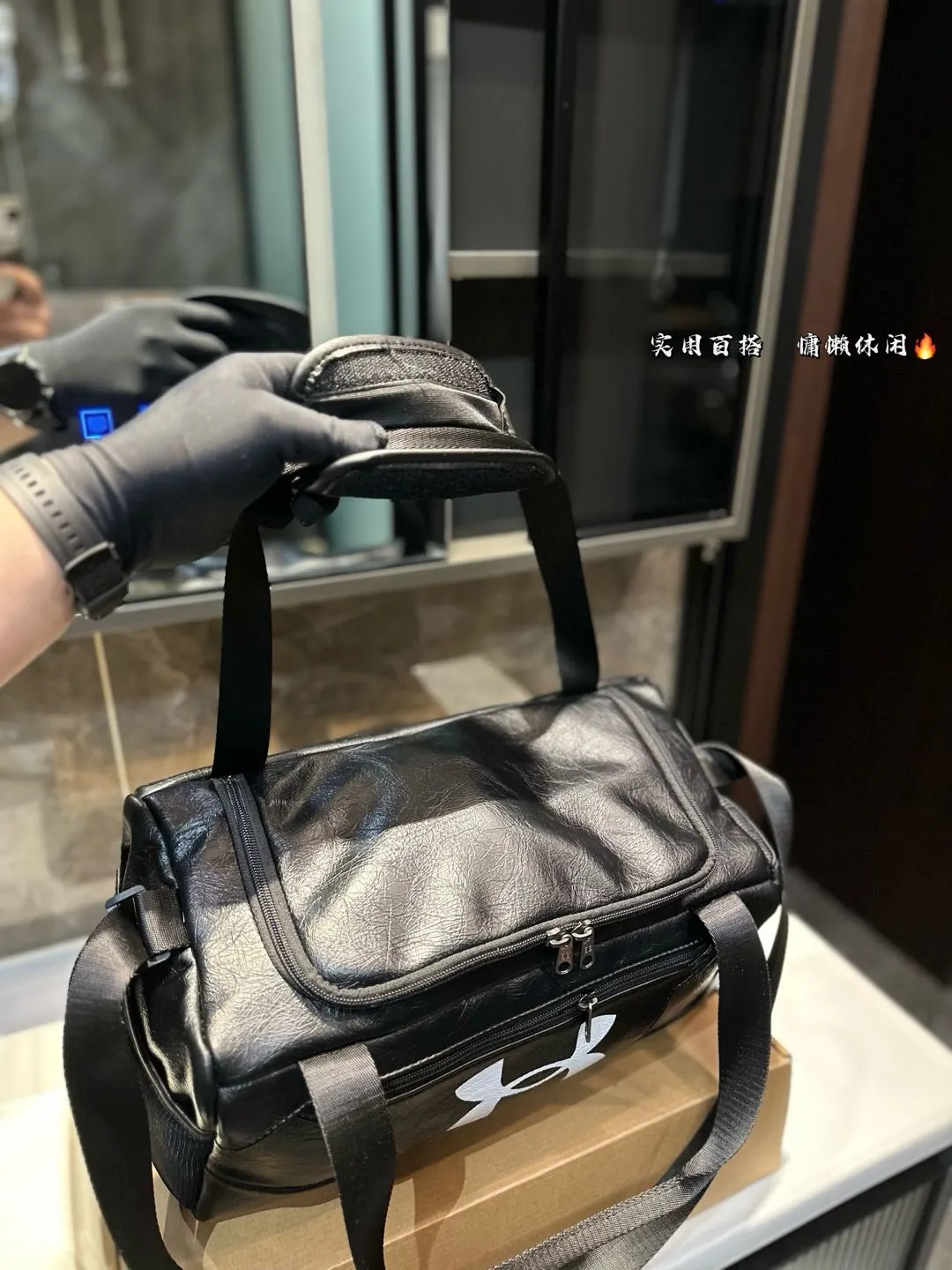 ❤️P175❤️ 种草巴黎世家的健身包联名安德玛 巴黎世家，时尚界的宠儿! 每一款单品都仿 佛在诉说着潮流的故事。 今日种草一个健身包包和安德玛联名的、这款包包，简直就是潮流界的超级巨星!它不仅拥有巴黎世家的奢华质感，还注入了安德玛的专业运动元素。巴黎世家，点燃时尚之火!它的设计充满力量感，让你自信满满地迎接每一个挑战。勇敢地展现自己的时尚态度 尺寸：39 18