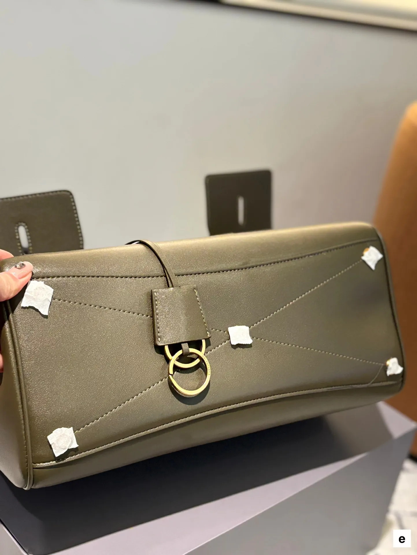 牛皮 p285 卡戴珊look|巴黎世家 甲甲卡戴珊(Kim Kardashian)套装巴黎世家家的 (铂金包Balenciaga belair)黑色机车过膝靴穿出了卡戴珊的霸气. 。。今年巴黎世家的包把爱马仕玩的淋漓尽先是kelly redeo,又是birkin的belair。光价格没比爱 马仕便宜哦,真是又爱又恨的。大号35 30cm