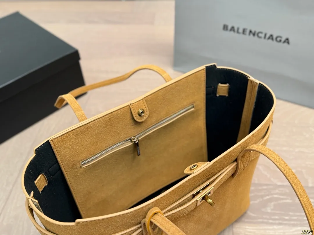 ¥175/¥165配盒 巴黎世家Balenciaga 新款出货啦!秋冬火爆款-日常搭配休闲风妥妥的,绝对吸人眼球不易撞包 。尺寸:33 26/27 20