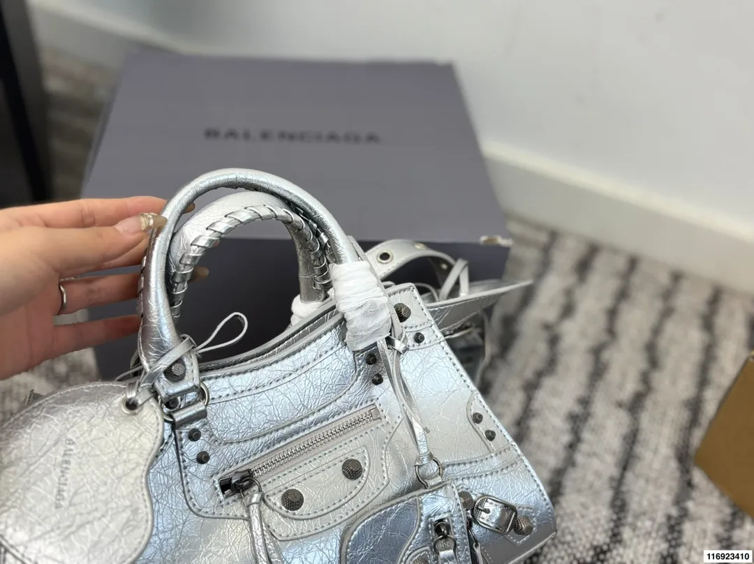 p260 配折叠盒 巴黎世家 Le cagole机车包 配件和爱心镜子很加分有点小亚和朋克的感觉 容量足够肩带可以调节长度当腋下包和斜挎包都很不错上身就是甜酷辣妹即视感 尺寸:26.18