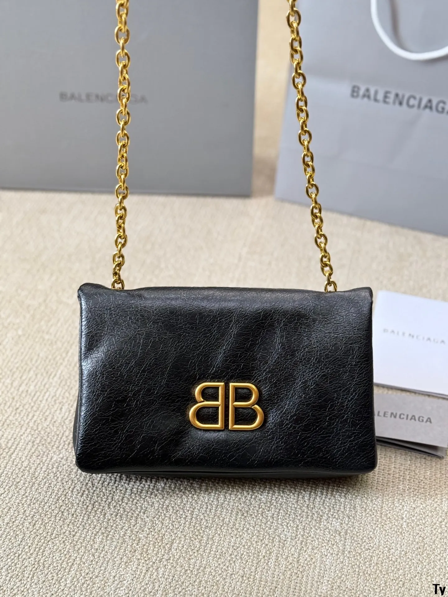 p135 巴黎 世家机车包 Balenciaga crush tote 别看mini小小的，这包可是很能装的呢大纸巾、皮包、粉饼、口红、车钥匙I、充电宝统统都放的进可以斜背、侧背、手提V 手提比较多拿上它你就是最潮流妞 尺寸24 16cm
