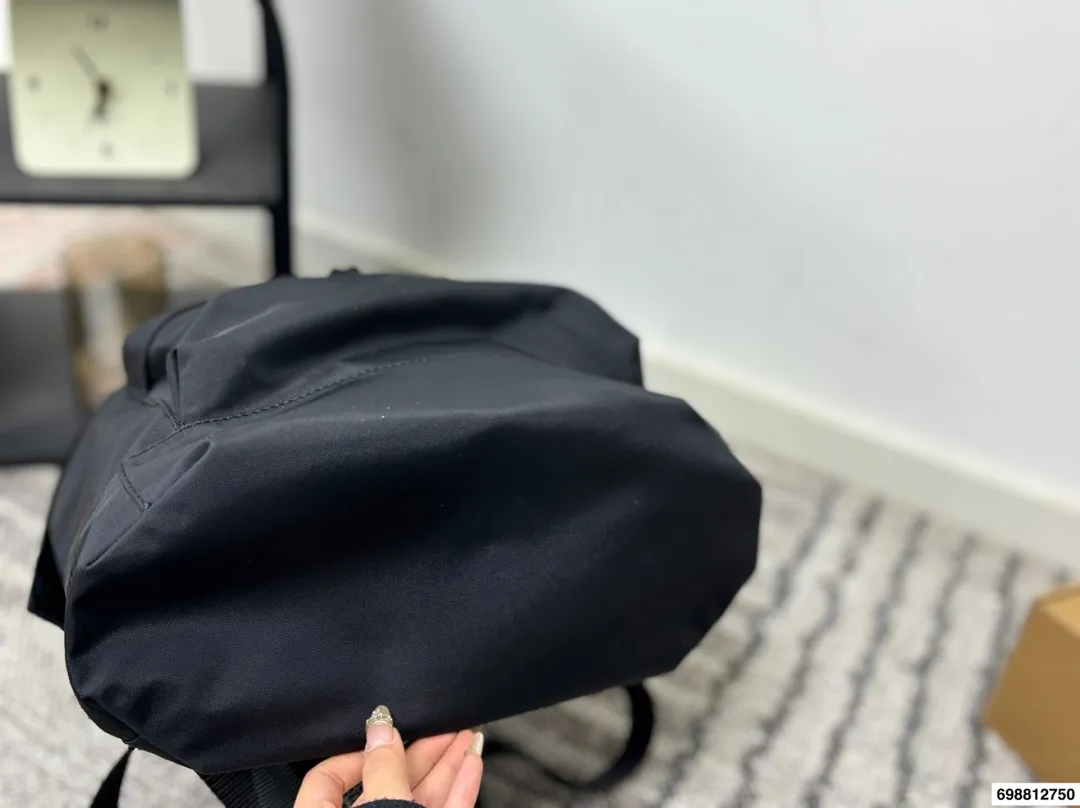 p190 Balenciaga双肩包 巴黎世家 男女皆可 百搭休闲 容量超惊人 重点是真的很轻便 设计也很简约耐看 尺寸33 44