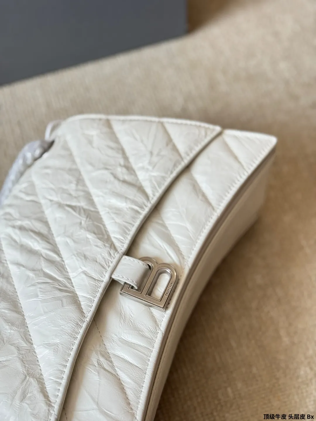 顶级原单 头层皮 p230/p200/p180 有Bella独特的氛围感了，好绝。 有Bella 那味儿了 一独特的氛围感好绝。 来自巴黎世家 Crush气场强大的实用型 大包包强势回归！ 巴黎世家 Crush 以 Hourglass 沙漏包廓形为基础，特殊 处理后呈现出皱褶纸质感的纹理，软软的包身 十褶皱 感皮质，满满的前卫感！ 整个包真的一眼爱上，经典沙漏轮廓，皮质柔软，手感 像枕头一般超级好！尺寸大号30 20cm 小号25 15cm 迷你20 13cm