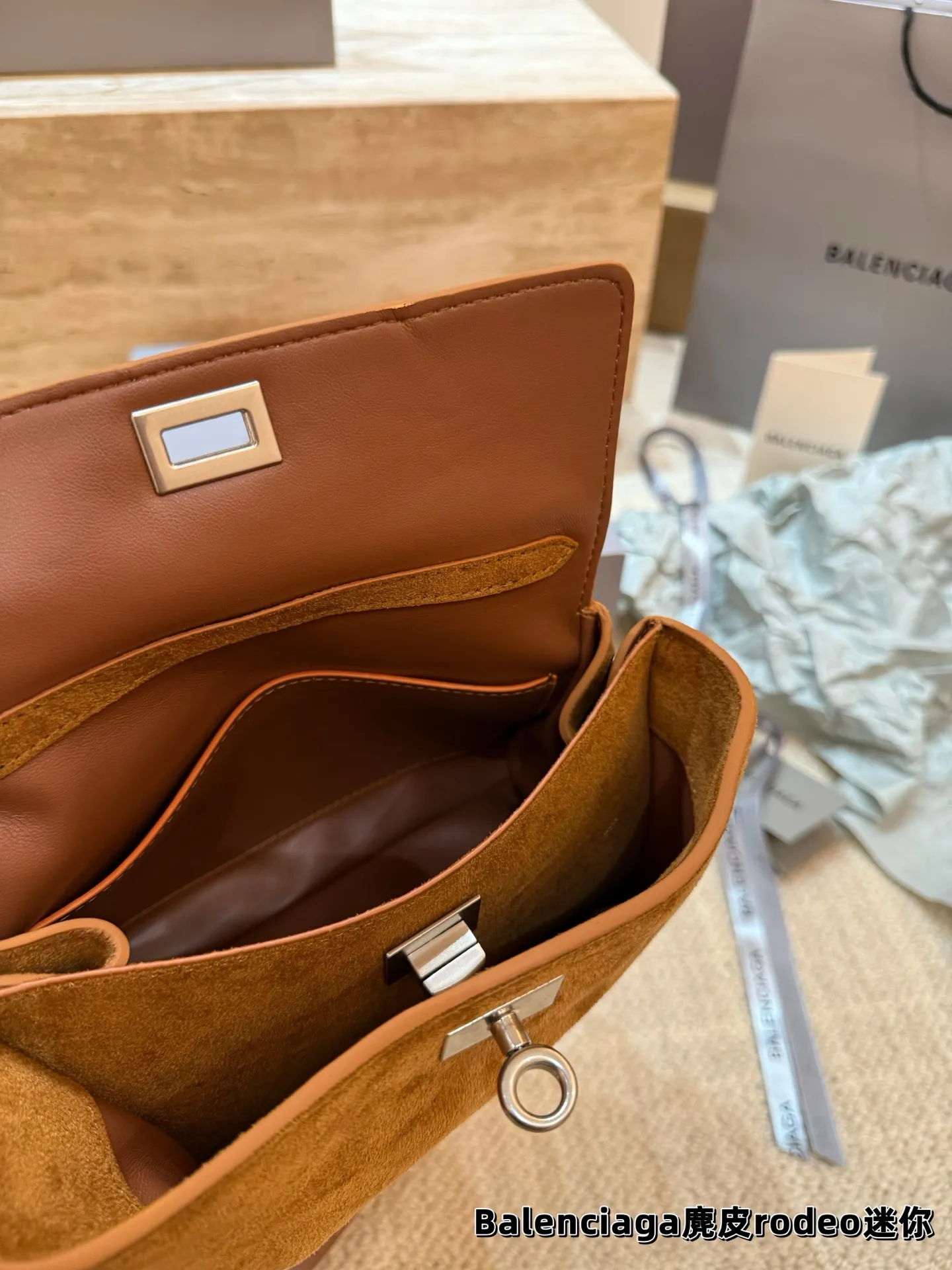 顶级原单 P245 P235 P230 巴黎世家 麂皮RODEO 托特包(银扣) 矮个子也能驾驭的一款包包! 虽说是有两个扣子 建议老婆们扣在里面 前面可以拉拢下来更有设计感 更独特 和秋冬季的衣服超好搭!超米超喜欢💕 尺寸中号35.23 小号28.20 迷你22.17