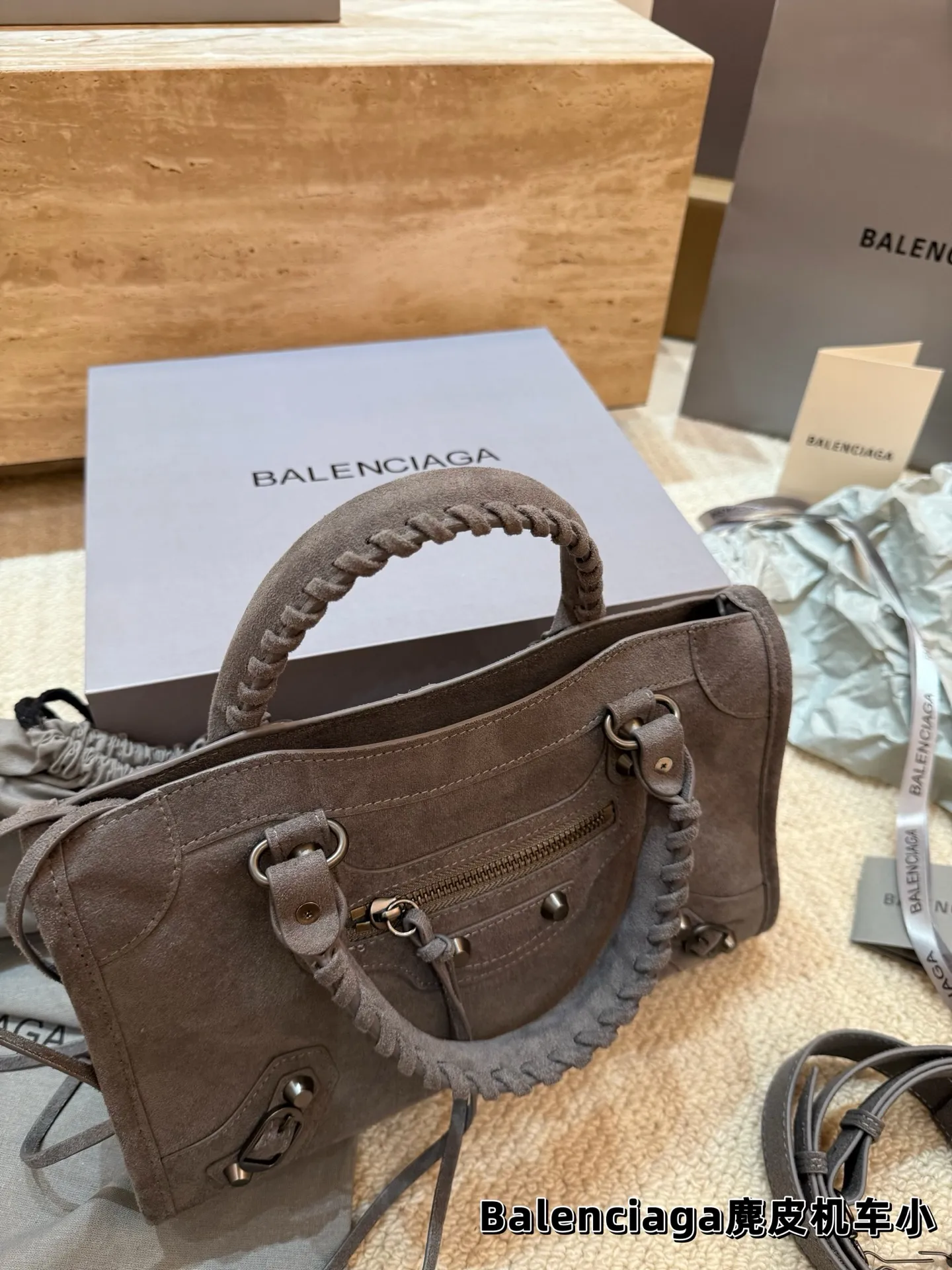 P235 P225 顶级原单 Balenciaga巴黎世家 麂皮机车包 -拥有立冬的第一只麂皮机车的快乐 这么帅谁能不爱呀[得意R] 粗犷硬朗的机车包型 加上拥有独一份质感的麂皮 拿捏时髦和氛围感就这么简单 尺寸大号37*23 小号30*19