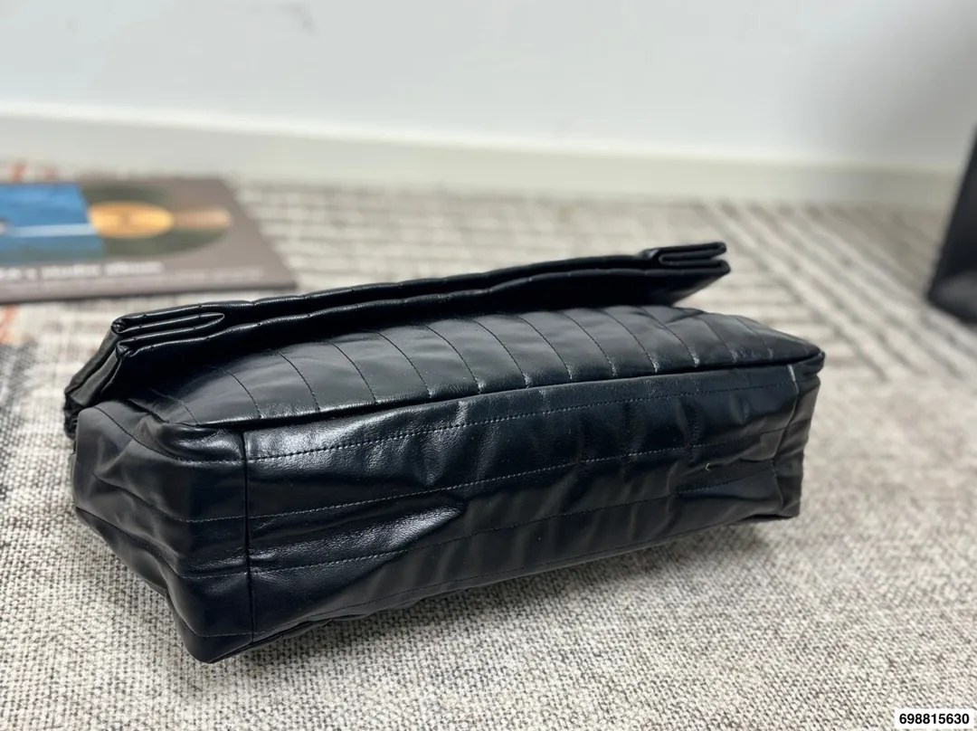 巴黎世家p180 超越妹妹这张脸真是无可挑剔 Litkovskaya外套搭配BALENCIAGA包和墨镜 整体大气时髦48.32