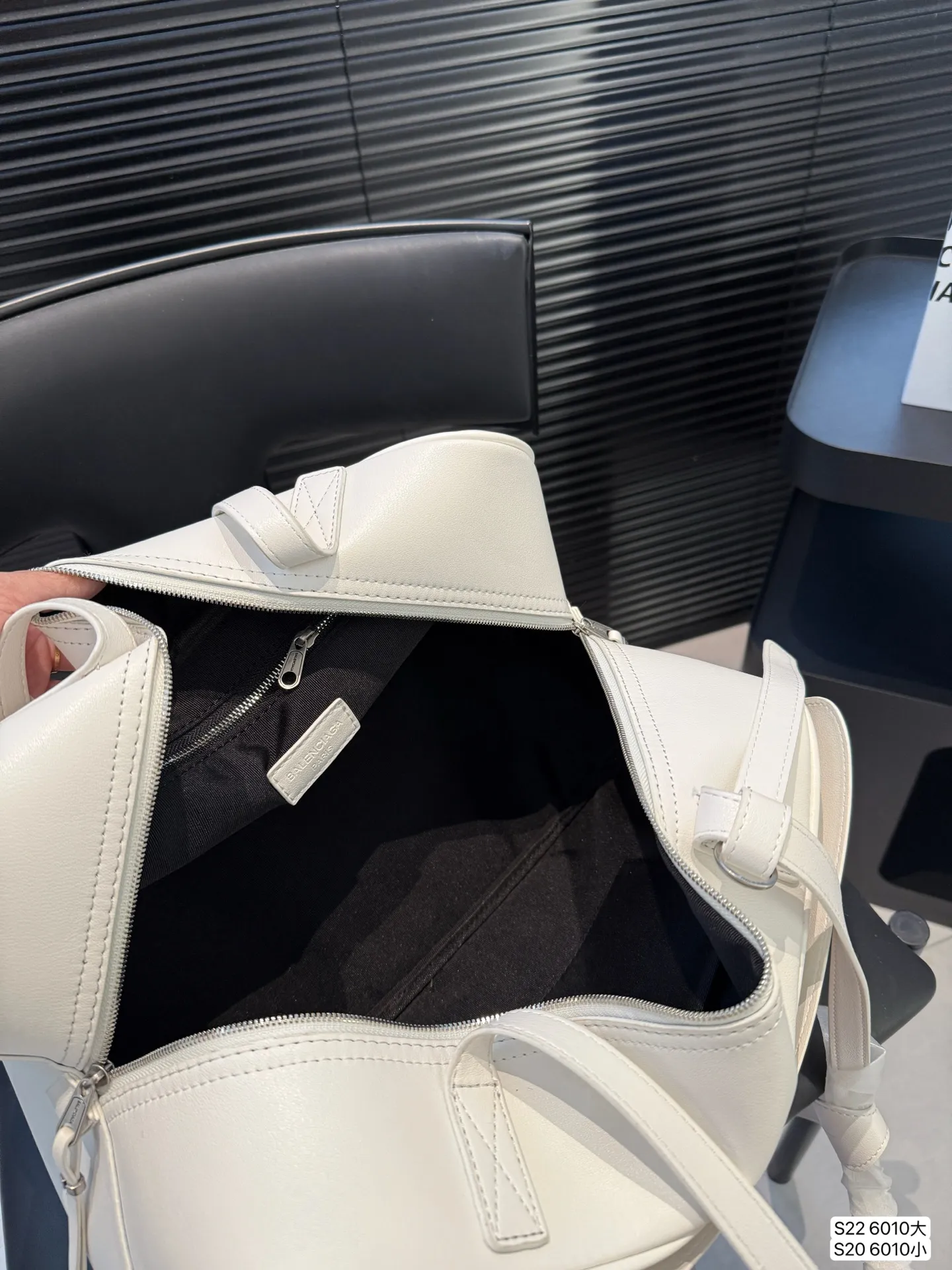 大号P160 小号P150 巴黎世家 腋下包 Carrie 上新:巴黎世家腋下包Carrie~ 新推出的保龄球系列真的鲨疯了!!独特弧形包身上身辨识度直接拉满 双提手设计超贴心上身优雅大方,亦可单肩背随性自在大小两个尺寸满足出行需求 尺寸:大37 20 小32 13 货号6010