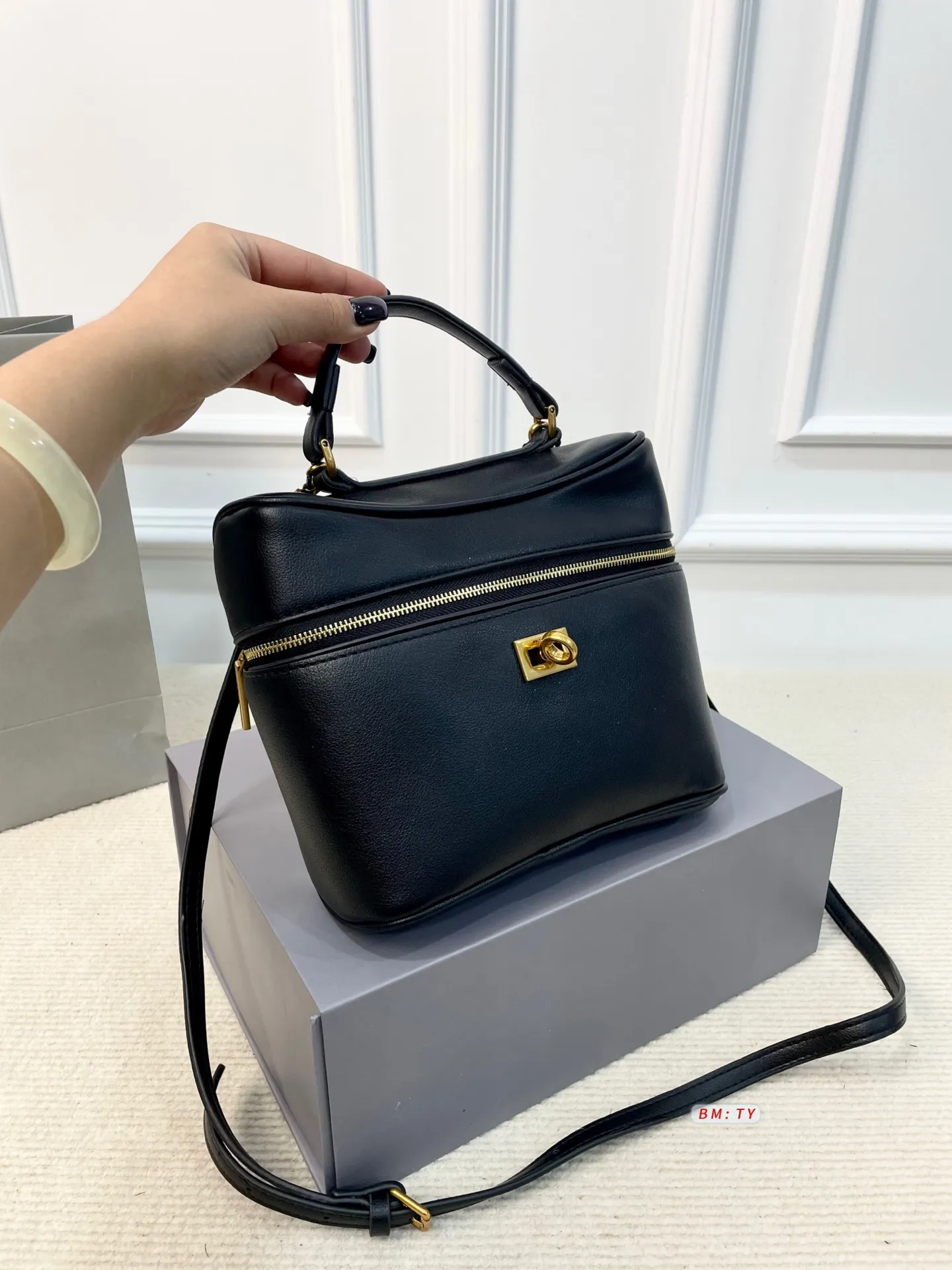 💰150 配折叠礼盒 巴黎世家2025秋冬Rodeo Vanity饭盒包，选用光滑皮革+金属Logo，低调又高级。包身线条简洁，顶部提手+可拆卸肩带，手提、斜挎、肩背都OK，背法超灵活！容量手机、钱包、口红轻松收纳，日常通勤休闲都能搭配。 尺寸：21*8*18.5