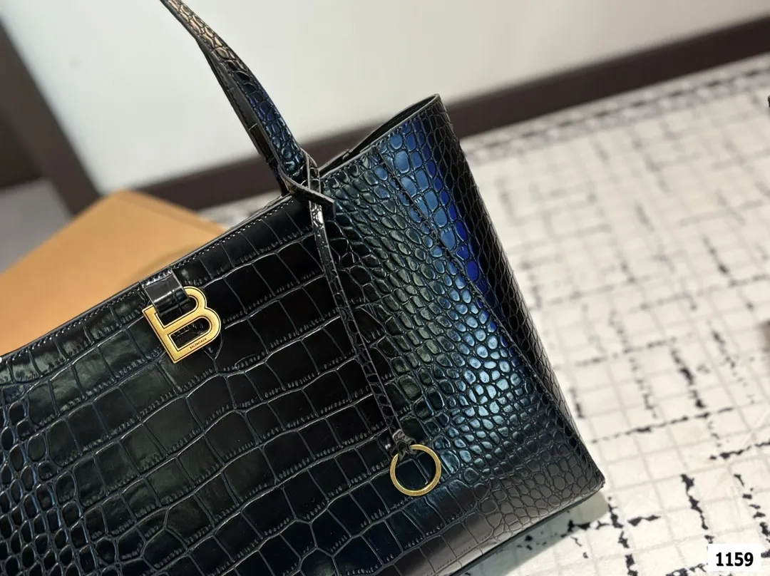 大号P140 小号P135 巴黎世家托特 Balenciaga 2025年新款 Hampton Carry All 手袋 洗练倒梯形结构搭配管状皮革双手柄,简化的包身结构更为轻便 尺寸:大号36 27 小号24 26