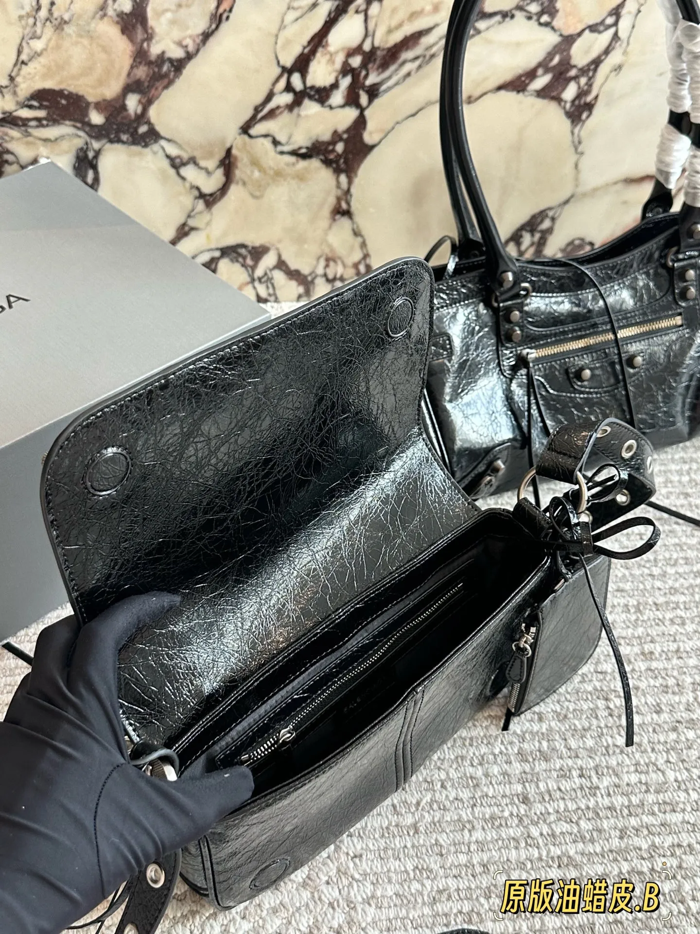 💰250 油蜡皮 配盒 size：24*14cm 巴黎世家Le duffle 致敬经典机车包系列重磅新款 不要泰可爱了吧!! 小小只百搭神器 mini size！ 可调节编织肩带附加孔眼 外挂皮革卡包、心型挂镜 🉑️腋下🉑️肩背🉑️斜背