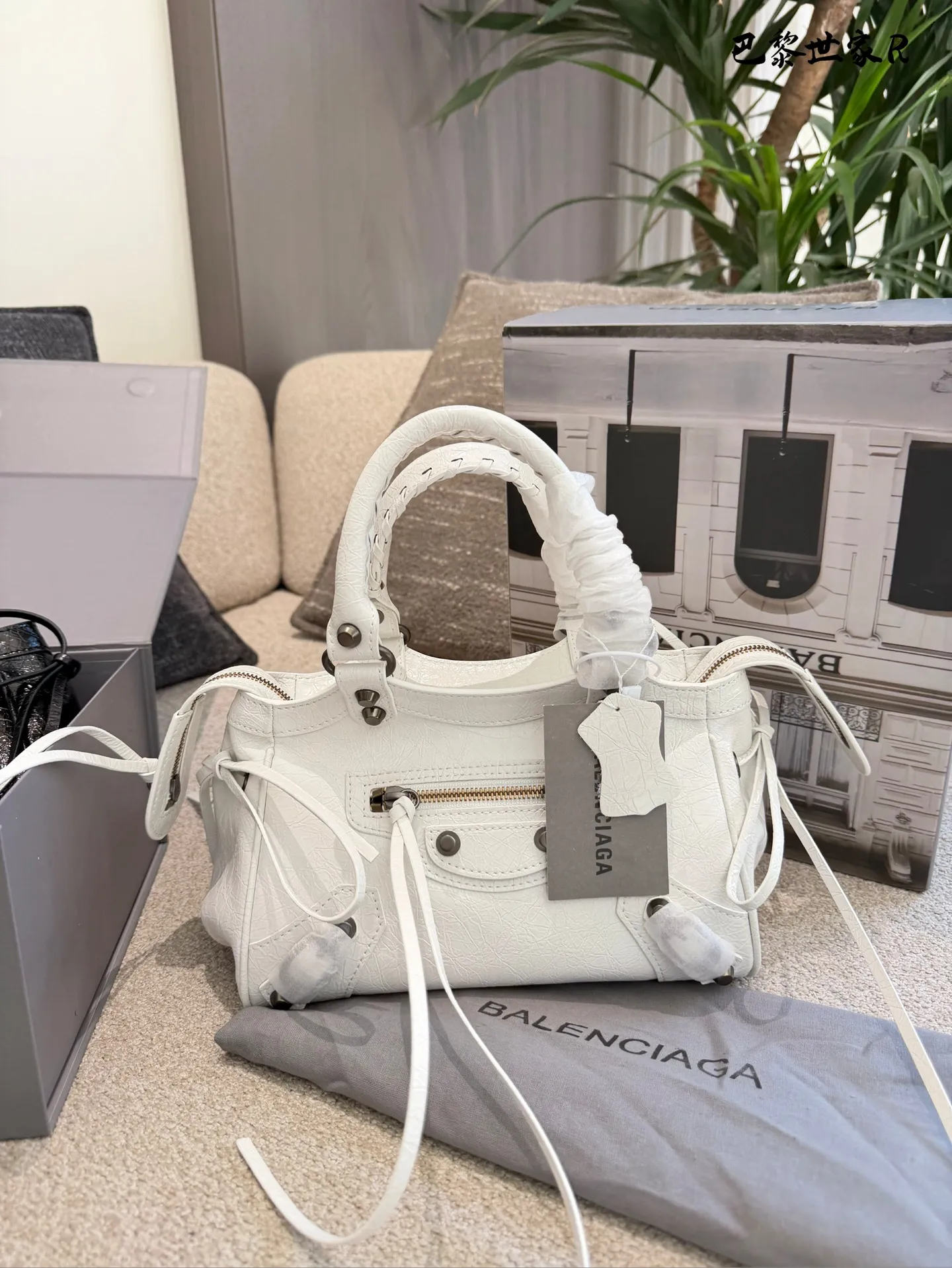 巴黎世家机车包p250 这是巴黎世家机车包,属于时尚界的经典单品。包身采用油蜡皮材质,配有铆钉装饰,设计硬朗且富有质感。常见尺寸有mini、小号和中号,适合不同身高和需求的人 群。原产地为法国,是巴黎世家品牌的标志性产品之一- ,深受全球时尚爱好者的喜爱。 养护方面,建议避免长时间暴露在阳光下,以免褪色。使用后及时清理表面灰尘,可用柔软布料轻轻擦拭。定期检查五金件是否松动,必要时可联系专业维修服务进行维护23cm