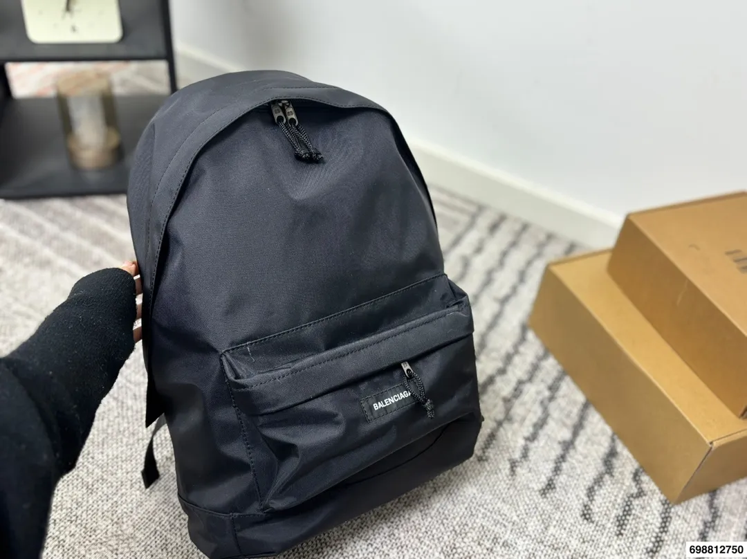 p190 Balenciaga双肩包 巴黎世家 男女皆可 百搭休闲 容量超惊人 重点是真的很轻便 设计也很简约耐看 尺寸33 44