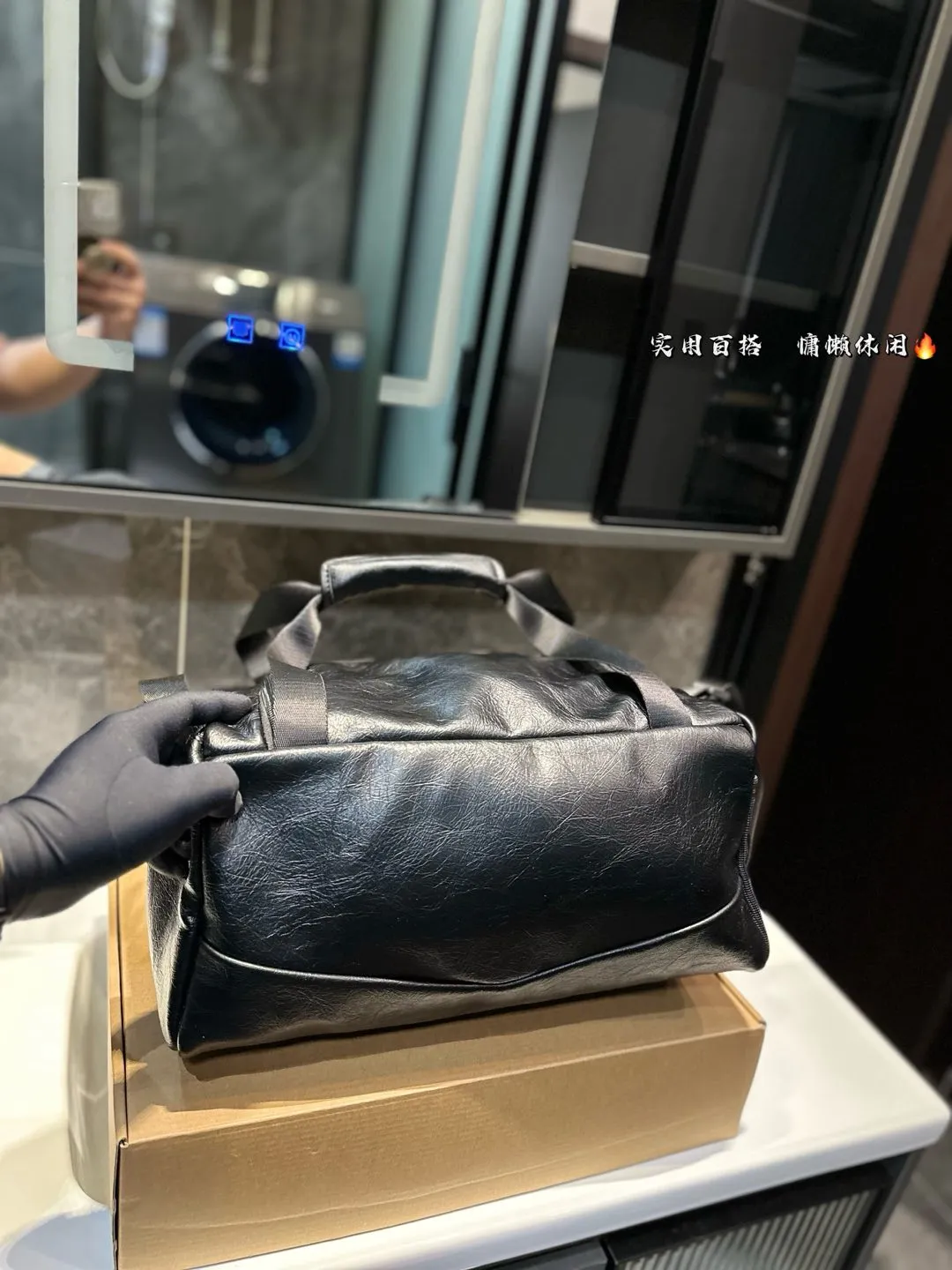 ❤️P175❤️ 种草巴黎世家的健身包联名安德玛 巴黎世家，时尚界的宠儿! 每一款单品都仿 佛在诉说着潮流的故事。 今日种草一个健身包包和安德玛联名的、这款包包，简直就是潮流界的超级巨星!它不仅拥有巴黎世家的奢华质感，还注入了安德玛的专业运动元素。巴黎世家，点燃时尚之火!它的设计充满力量感，让你自信满满地迎接每一个挑战。勇敢地展现自己的时尚态度 尺寸：39 18