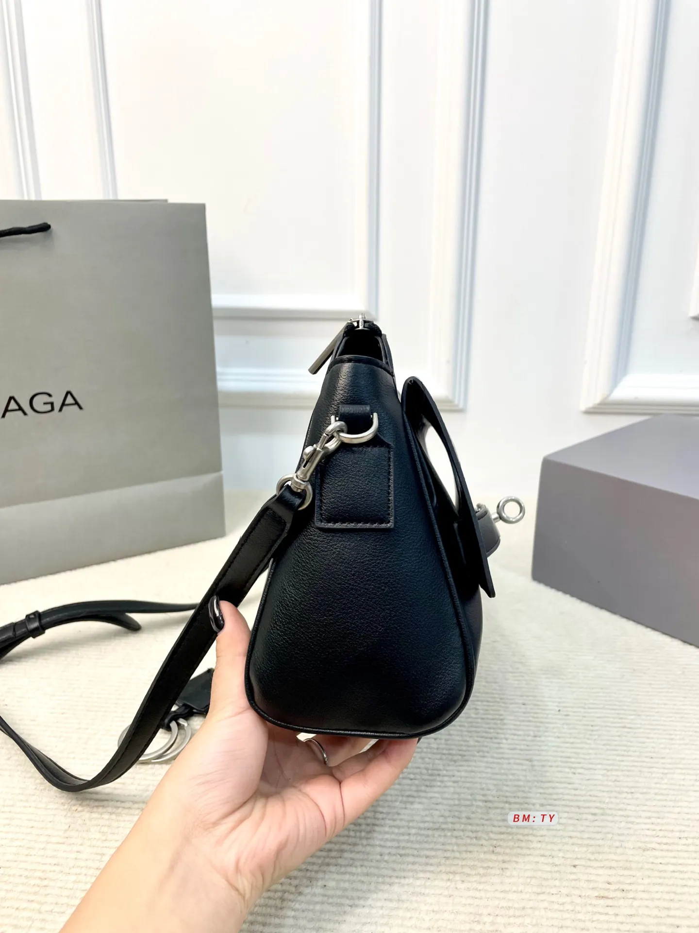 💰165 配折叠礼盒 巴黎世家Bel Air邮差包，质感细腻耐用，配色低调优雅，金属扣件精致有质感。包型经典，线条流畅，尺寸适中，通勤休闲都很适合。肩带可调节，支持单肩、斜挎多种背法，灵活百搭。内部空间合理，日常物品轻松收纳。 尺寸：27*10*18