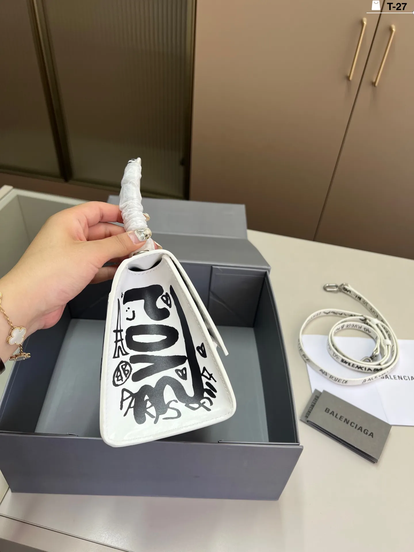 💰p155 巴黎世家涂鸦沙漏包 优雅 时尚 简单又大方 还带给你带来复古潮流的感觉 T-27尺寸22&times;10折叠盒