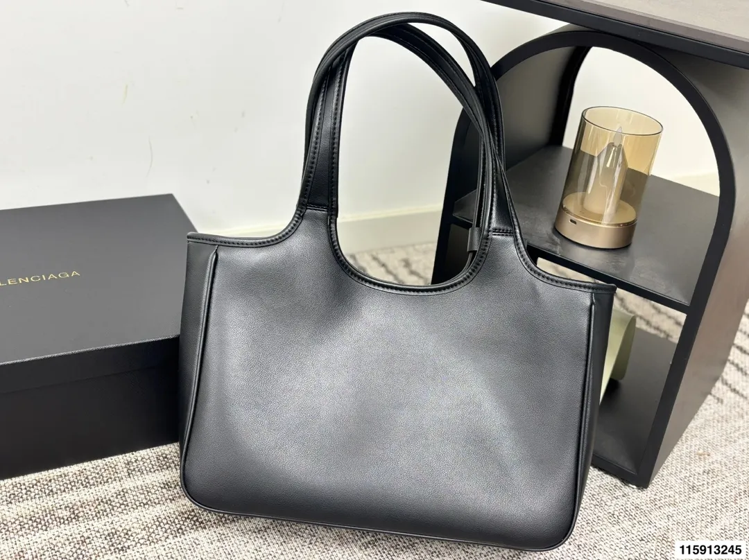 p145 配盒子 Balenciaga 巴黎世家 托特包 这款白色托特包采用柔软皮革，表面细腻有质感，设计极简，线条流畅，低调又高级。容量大，通勤或短途出行都很实用，手提肩背都方便。黑色百搭，轻松融入各种穿搭，简约风格爱好者必入！日常通勤、休闲场合都能hold住，实用又提升造型感山 尺寸36 24