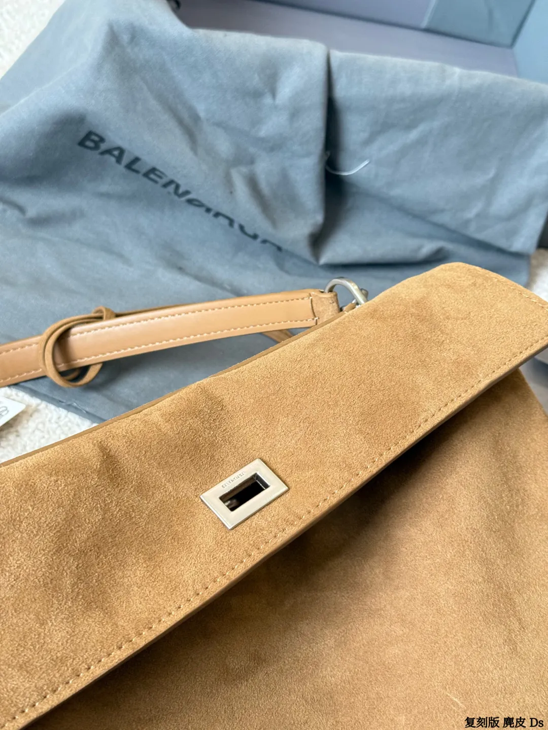 复刻版 麂皮 p295 巴黎世家新款RODEO大廓形包包 柔软的大廓形包包 上身慵懒感立刻get、 真的很喜欢又方便又酷的超实用大包! ⚠️牛皮品质 尺寸 35 23cm