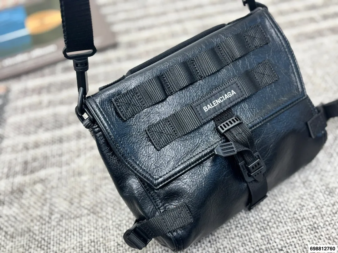 P190 巴黎世家邮差 还有这么机能风的Balenciaga邮差!!!! 实物巨巨巨好看!! 走在潮流第一线的俊男靓女们必须要拥有这只巴黎世家 尺寸:24 19