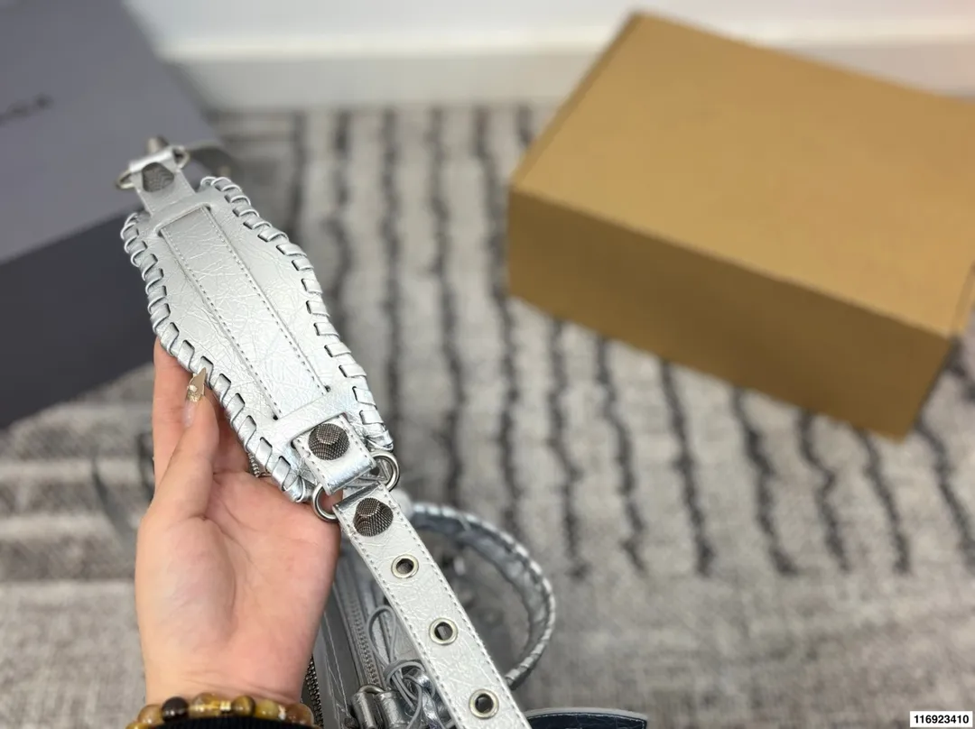 p260 配折叠盒 巴黎世家 Le cagole机车包 配件和爱心镜子很加分有点小亚和朋克的感觉 容量足够肩带可以调节长度当腋下包和斜挎包都很不错上身就是甜酷辣妹即视感 尺寸:26.18