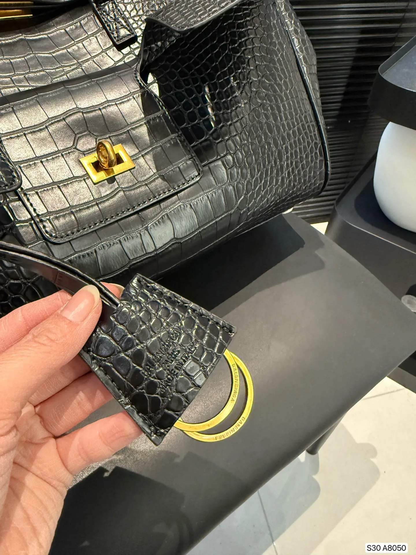 P200 巴黎世家新款RODEO大廓形包包 柔软的大廓形包包 上身慵懒感立刻get、 真的很喜欢又方便又酷的超实用大包! 尺寸38 28 货号A8050