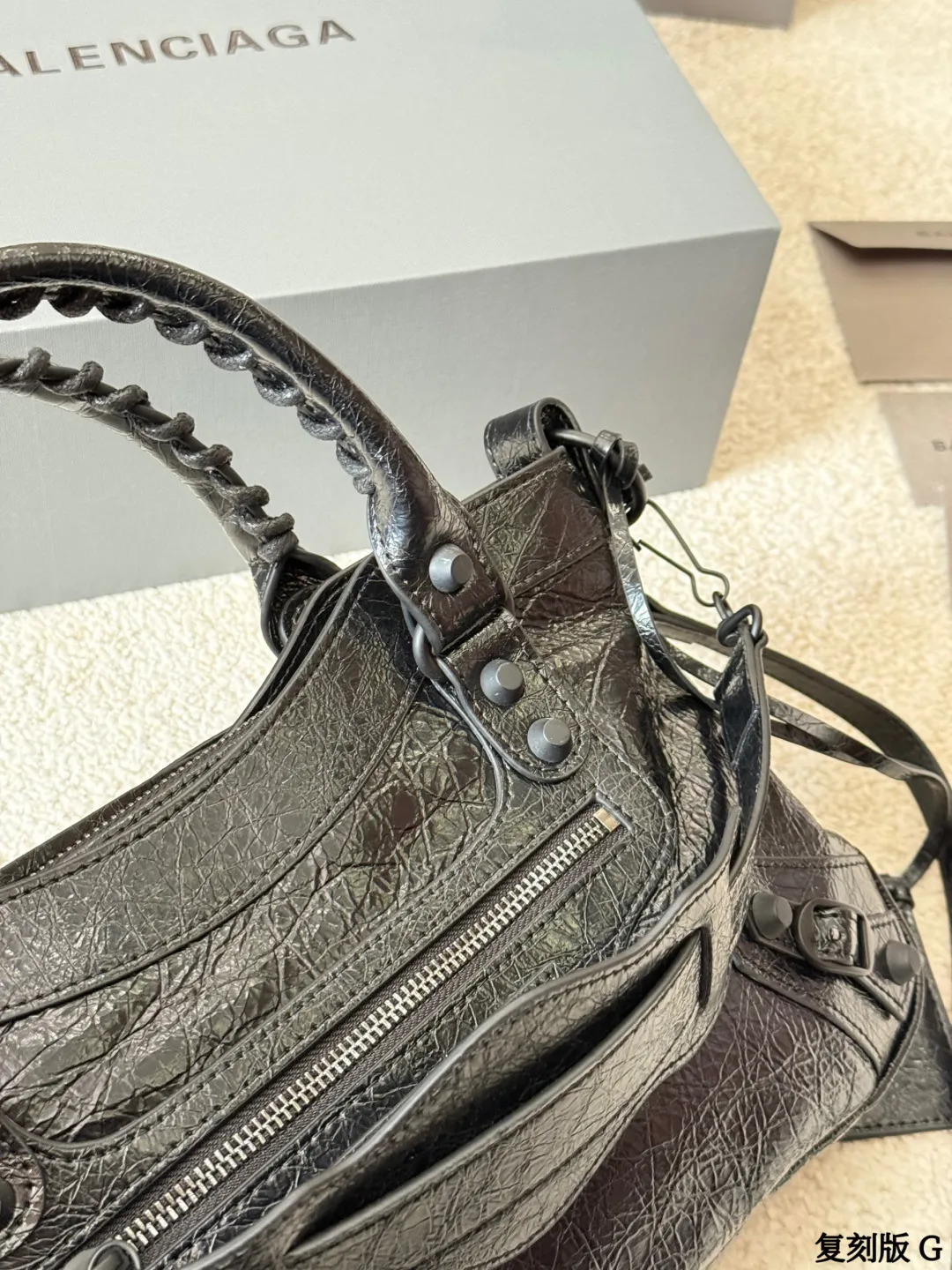 复刻版 p290 BALENCIAGA Le City Nano机车包 巴黎世家Le City Nano机车包,选用细纹羊皮革,质感柔软耐用。经典铆钉+流苏设计,机车风满满,超有个性!黑色包身百搭,通勤休闲都能轻松驾驭。Nano尺寸小巧精致,内部空间合理,手机钱包都能装下,肩带可调节,单肩斜挎随心切换,实用又时髦! 尺寸33.5 6.5 20