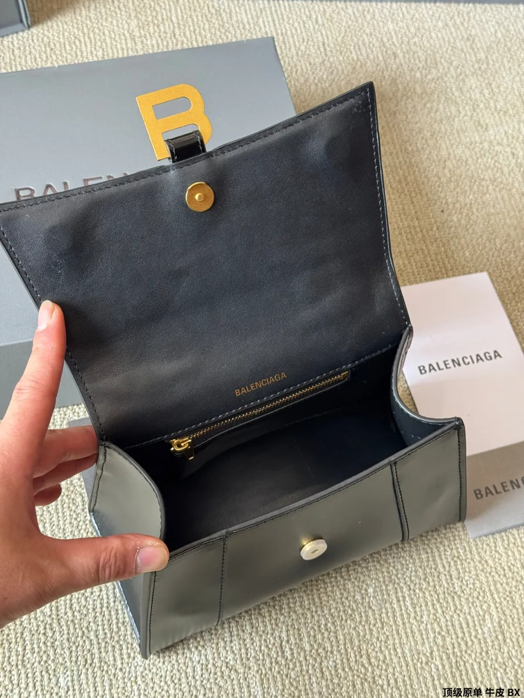 顶级原单 牛皮 p180/p170 【巴黎世家】Balenciaga/巴黎世家 hourglass xs/沙漏包 斜挎手提包 lisa款 最新走秀款购物袋来啦🌈专柜限量上市 娱乐周刊主推款～超正点 原版内里 高端时尚 潮爆全球💫潮范儿们跟上脚步吧 喜欢的抓紧自留啦 超级洋气 尺寸 大号23 14cm 小号20 12cm
