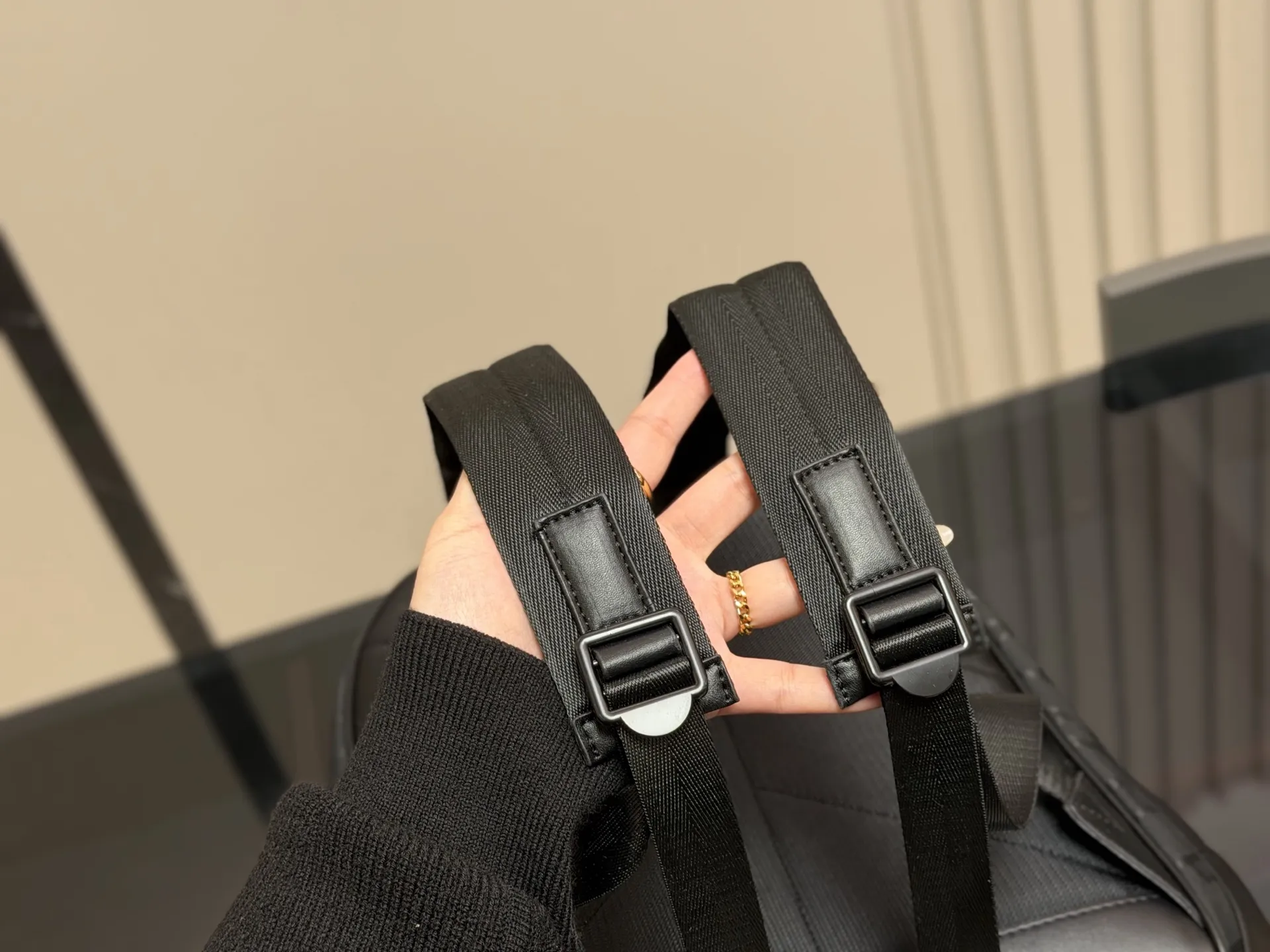 ¥220 无盒 轻便又🈶️容量 size:30*40cm 巴宝莉双肩包🎒 这款背包以标志性Burberry Trench风衣的独创面料作为灵感来源, 采用与棉质嘎巴甸同为密织结构的柔韧尼龙材质制成。 真的是好用到心坎里。