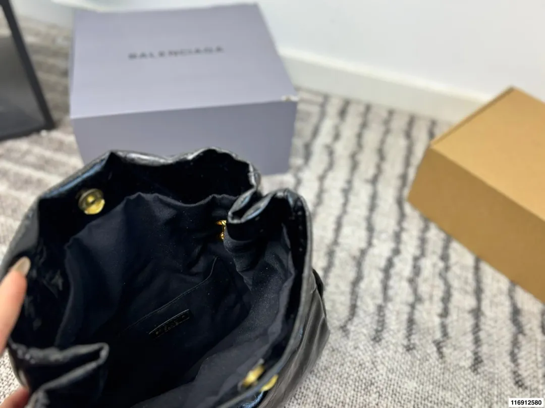 p170 配礼盒 尺寸28.20 黑金绝配|这只Monaco油蜡皮中号 黑金+油蜡皮这个组合 这就是我的本命包啊!🖤 油蜡皮自带微妙的光泽度和做旧纹理 摸起来是柔润的蜡感 越用越有个人痕迹 而且超级耐造 内里还有一个带拉链的夹层 日常出门完全够用 - 五金是做旧的复古金色,Blogo比较低调 - 开合是磁吸扣,单手操作超方便 - 油蜡皮会有自然的褶皱纹理 喜欢复古感的会爱死 如果你在找一只帅气、能装、不娇气又充满高级感的通勤包,黑金油蜡皮Monaco中号绝对值得冲!
