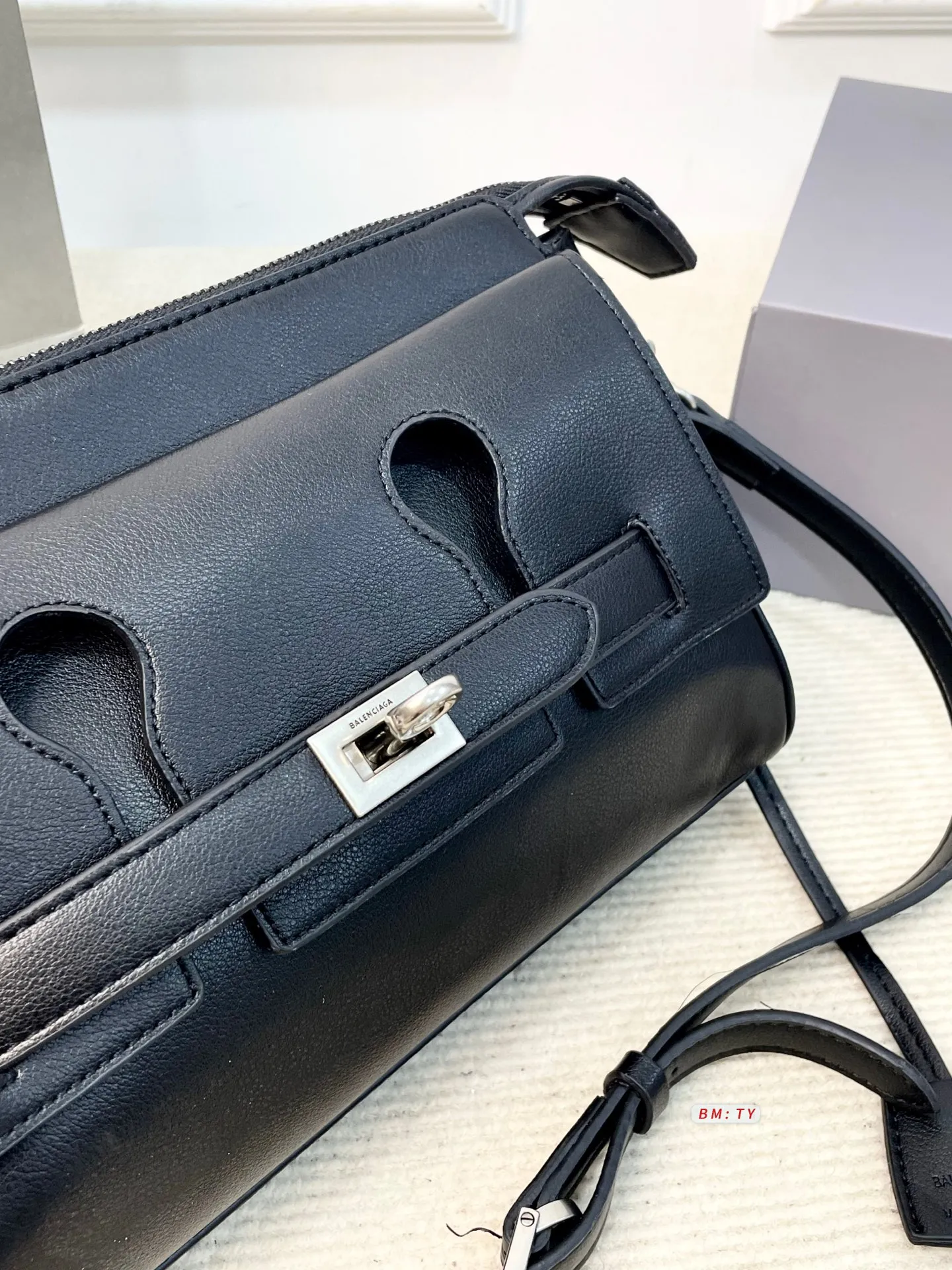 💰165 配折叠礼盒 巴黎世家Bel Air邮差包,质感细腻耐用,配色低调优雅,金属扣件精致有质感。包型经典,线条流畅,尺寸适中,通勤休闲都很适合。肩带可调节,支持单肩、斜挎多种背法,灵活百搭。内部空间合理,日常物品轻松收纳。 尺寸:27*10*18