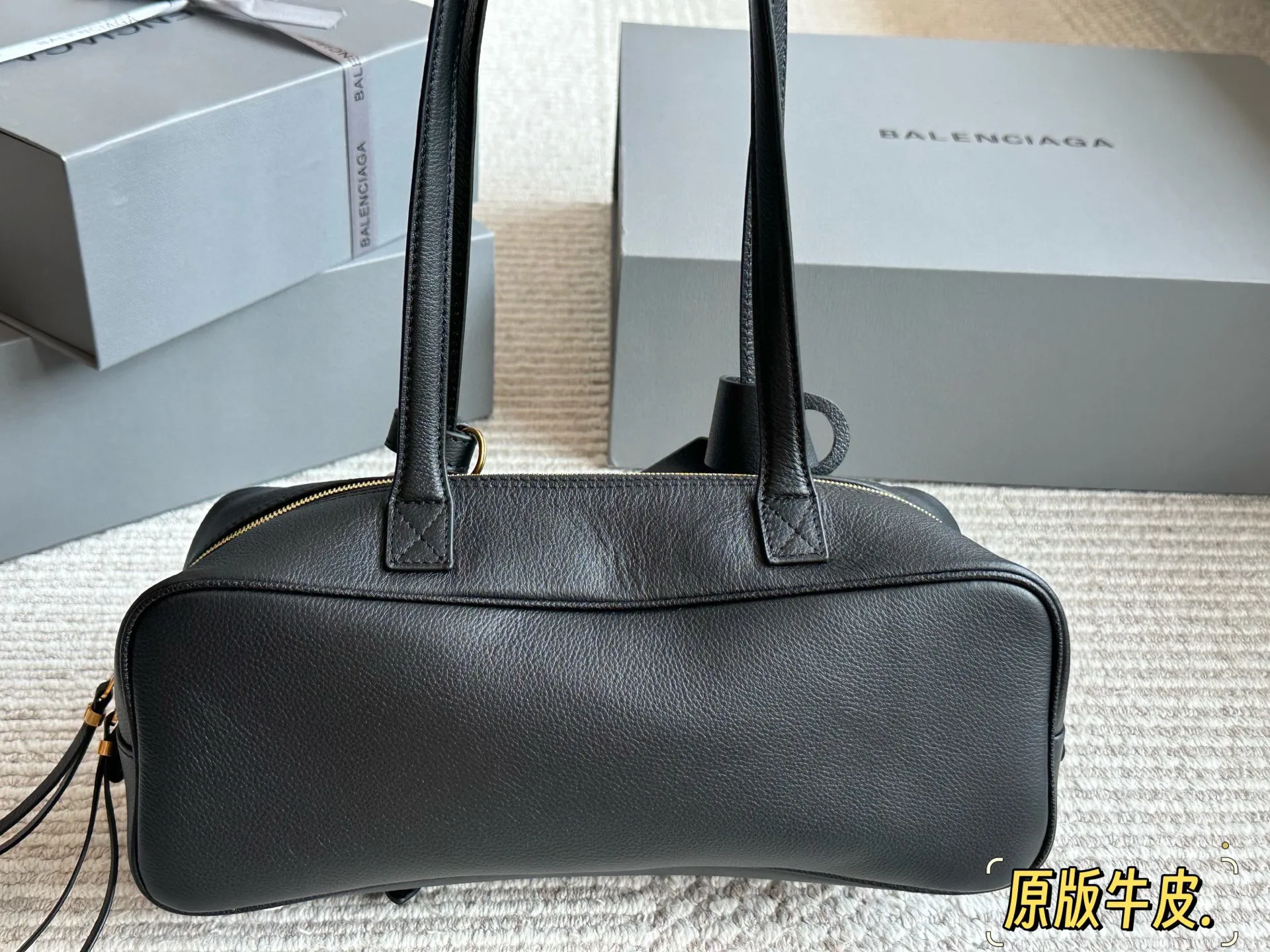 💰 280 原版牛皮 酷帅天花板 巴黎世家新推出的保龄球系列真的鲨疯了!!独特弧形包身上身辨识度直接拉满 双提手设计超贴心上身优雅大方，亦可单肩背随性自在 黑色牛皮材质质感无敌，光泽度恰到好处，看起来高级又耐造 32*12cm 配盒