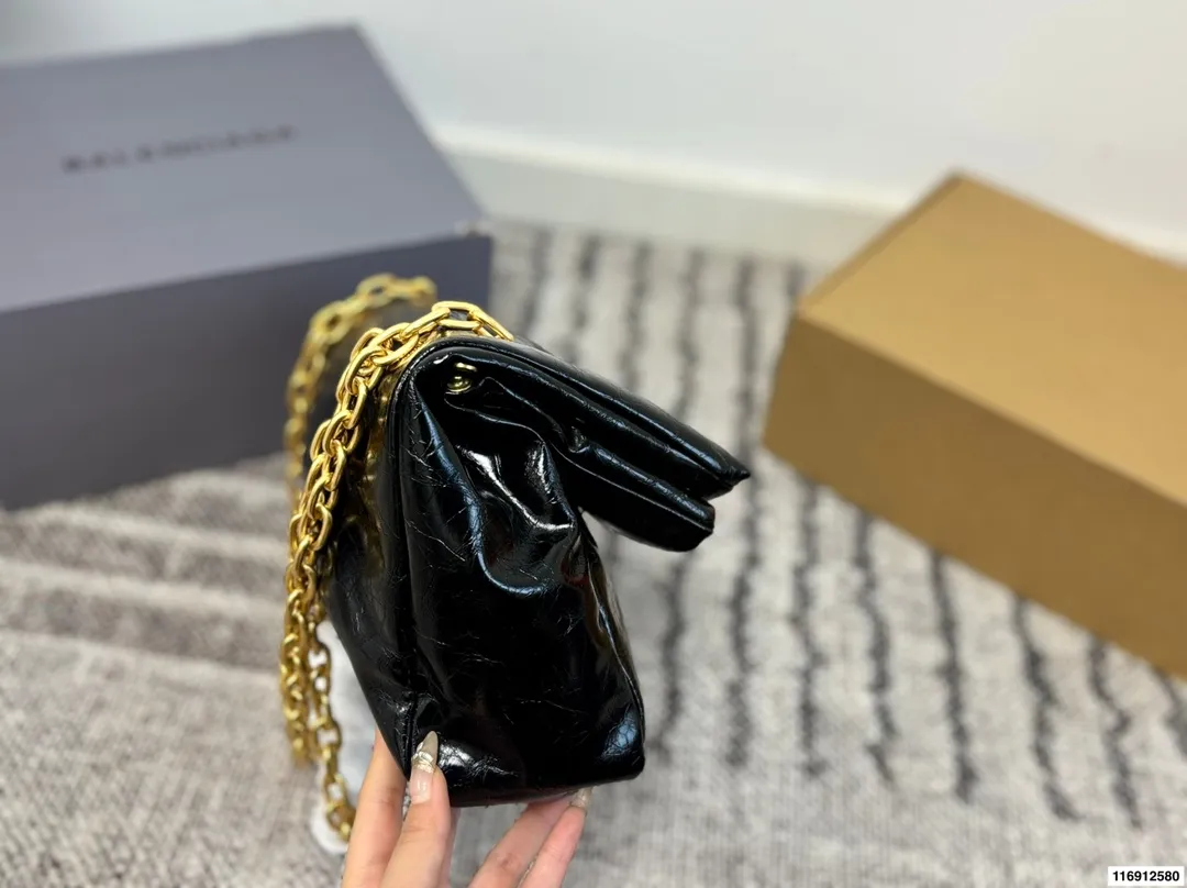 p170 配礼盒 尺寸28.20 黑金绝配|这只Monaco油蜡皮中号 黑金+油蜡皮这个组合 这就是我的本命包啊!🖤 油蜡皮自带微妙的光泽度和做旧纹理 摸起来是柔润的蜡感 越用越有个人痕迹 而且超级耐造 内里还有一个带拉链的夹层 日常出门完全够用 - 五金是做旧的复古金色,Blogo比较低调 - 开合是磁吸扣,单手操作超方便 - 油蜡皮会有自然的褶皱纹理 喜欢复古感的会爱死 如果你在找一只帅气、能装、不娇气又充满高级感的通勤包,黑金油蜡皮Monaco中号绝对值得冲!