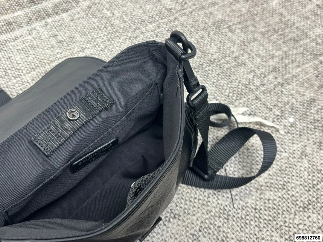 P190 巴黎世家邮差 还有这么机能风的Balenciaga邮差!!!! 实物巨巨巨好看!! 走在潮流第一线的俊男靓女们必须要拥有这只巴黎世家 尺寸：24 19