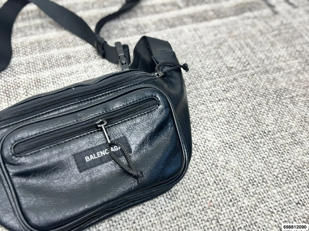 P120 巴黎世家腋下包 又出新单品▲新款 sling bag来啦~ 法棍包型超级实用的一款！ 尺寸29.18