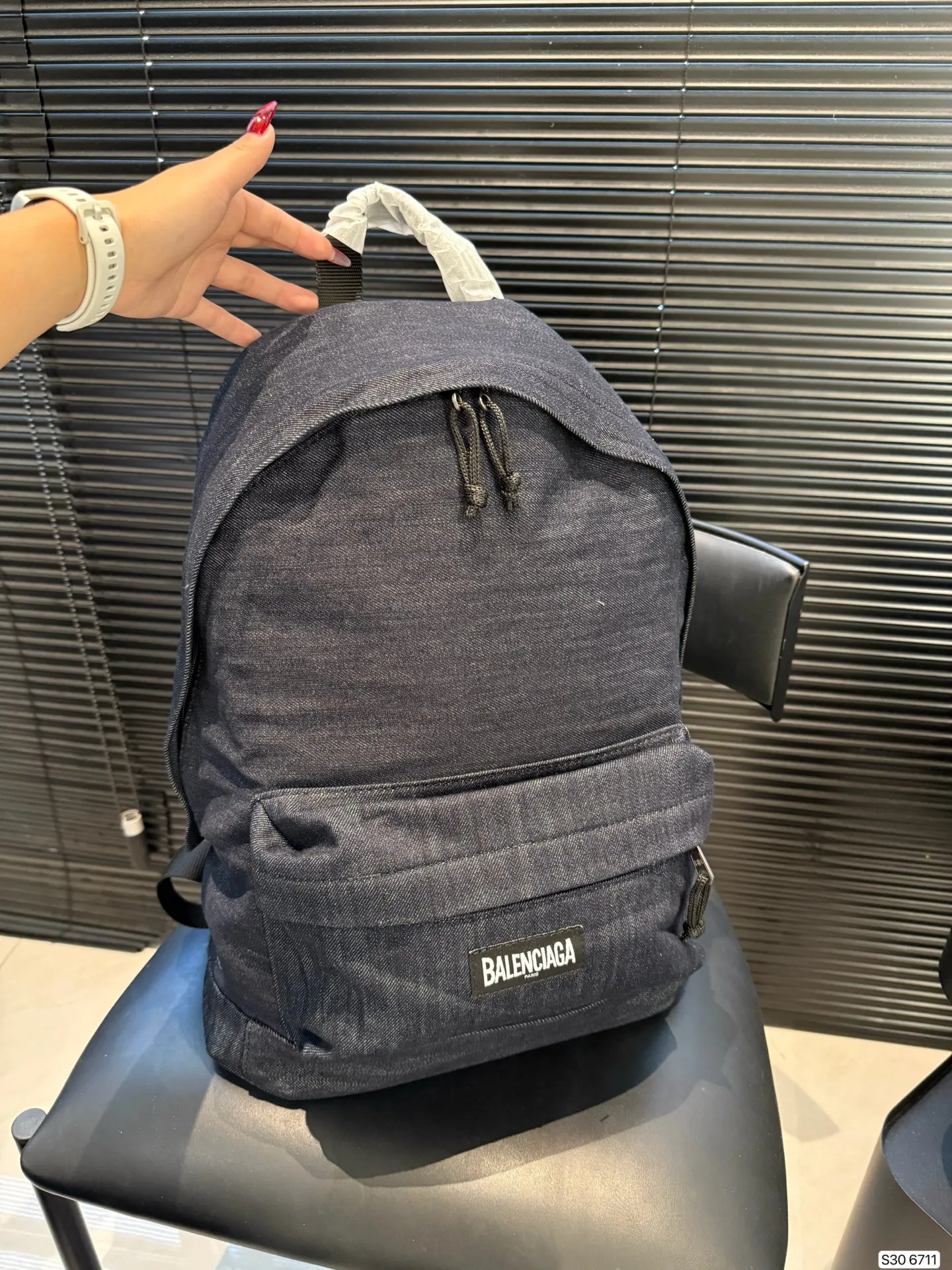 P200巴黎世家牛仔双肩包 牛仔双肩包, 来场说走就走的旅行也也不错主打休闲慵懒风 敲拉风啊时髦又有腔调 复古慵懒随性超好背 越看越爱 尺寸:35 43货号6711