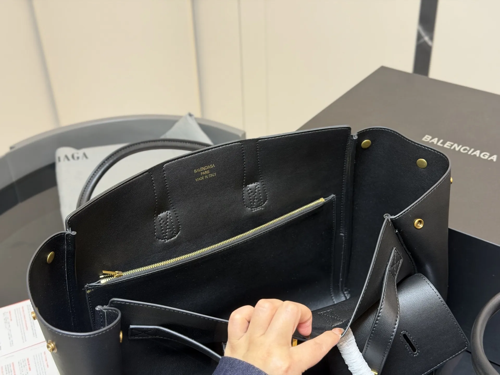 ¥420 ¥390 配折叠盒飞机盒 size:36.28cm 30.24cm 巴黎世家新款belair 大廓形包包 柔软的大廓形包包 上身慵懒感立刻get、 真的很喜欢又方便又酷的超实用大包!