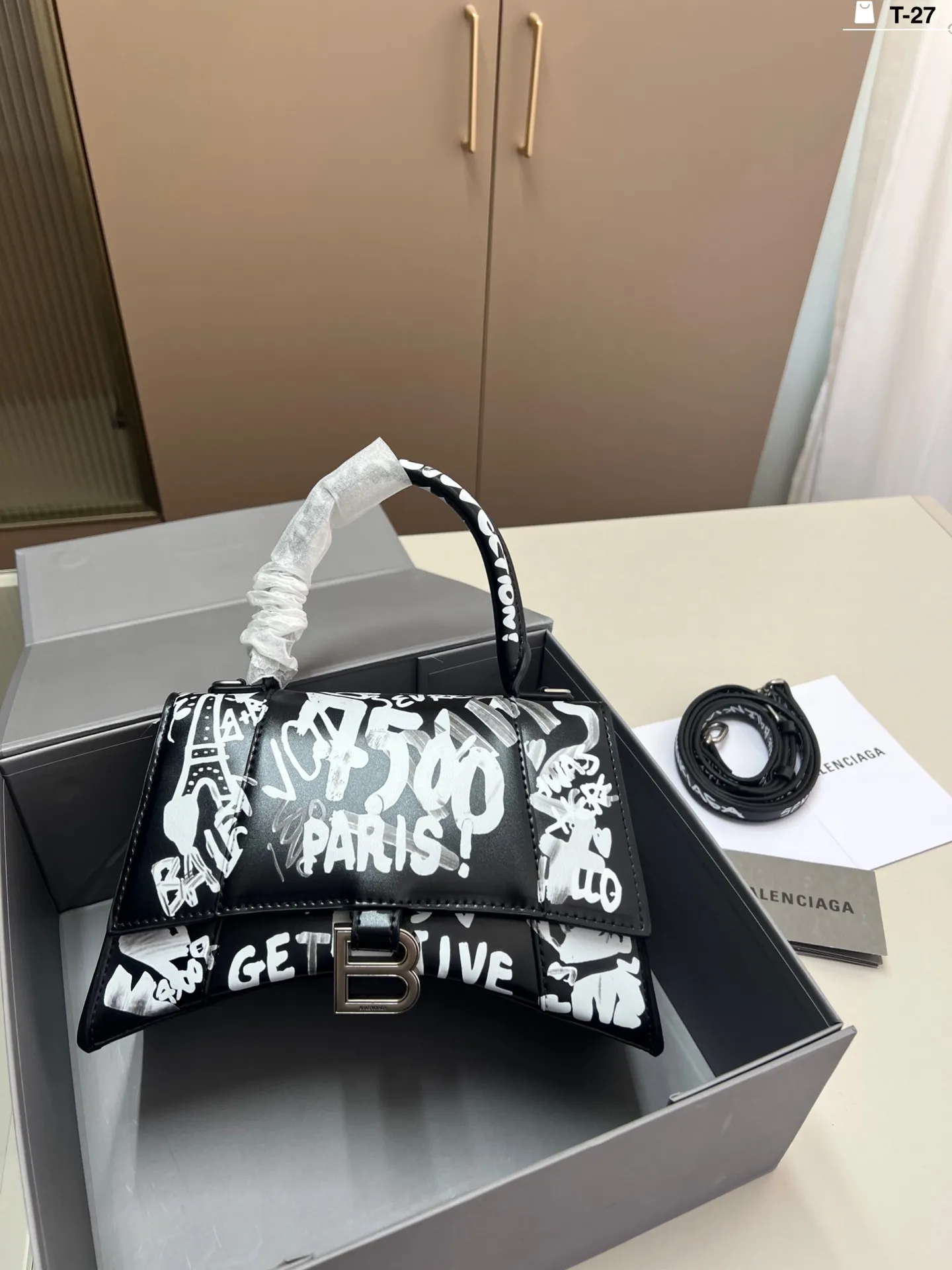 💰p155 巴黎世家涂鸦沙漏包 优雅 时尚 简单又大方 还带给你带来复古潮流的感觉 T-27尺寸22×10折叠盒