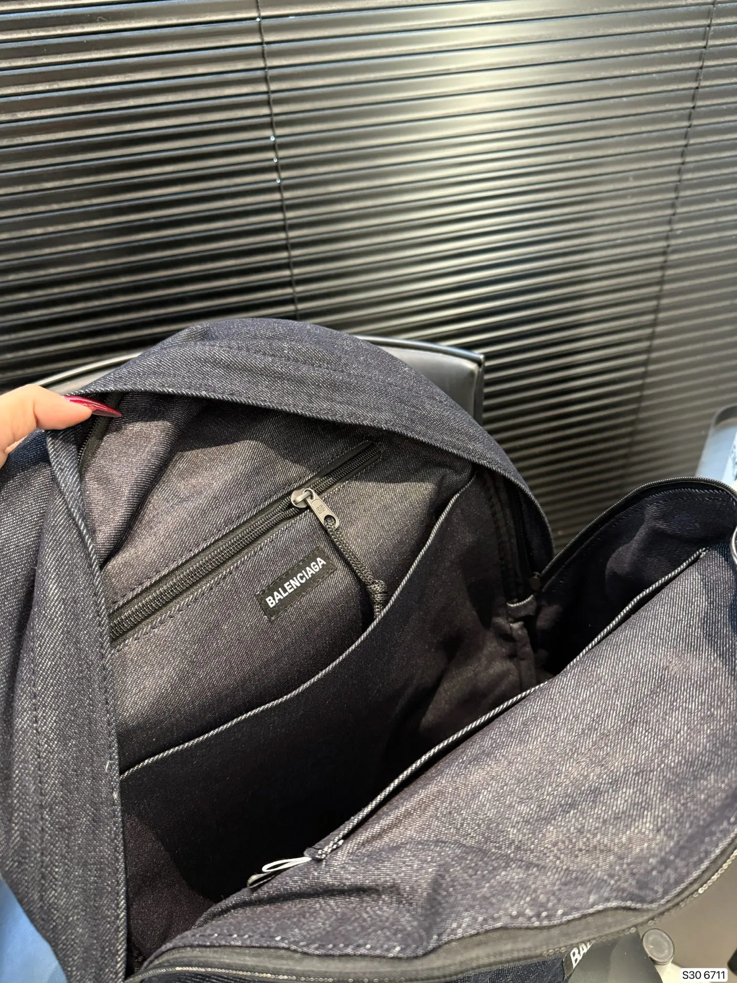 P200巴黎世家牛仔双肩包 牛仔双肩包, 来场说走就走的旅行也也不错主打休闲慵懒风 敲拉风啊时髦又有腔调 复古慵懒随性超好背 越看越爱 尺寸:35 43货号6711