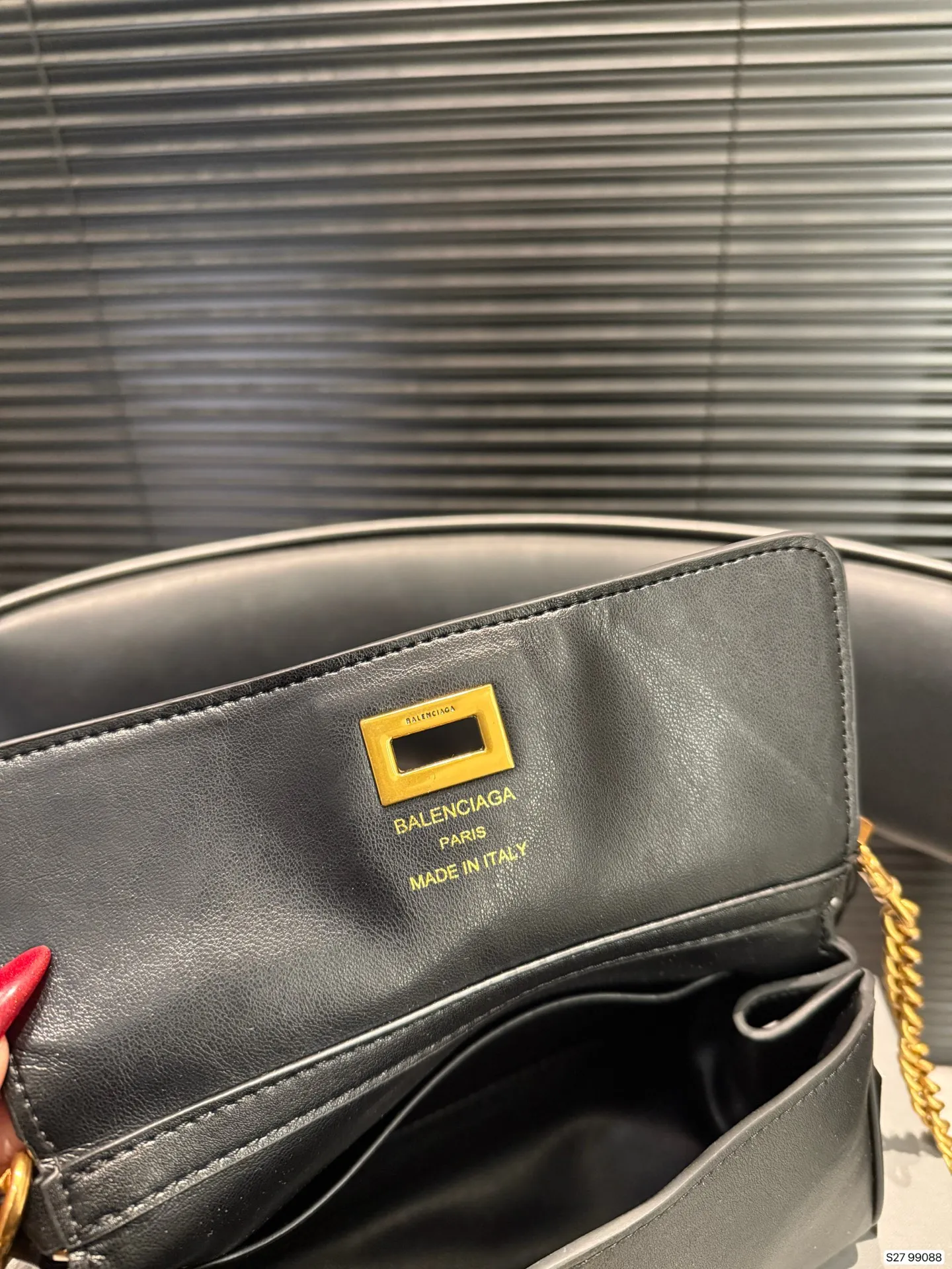 P185 配折叠盒 𝐁𝐚𝐥𝐞𝐧𝐜𝐢𝐚𝐠𝐚 𝐑𝐨𝐝𝐞𝐨 🖤🖤 巴黎世家 超火爆的Rodeo系列全新推出了Nano链条包⛓️可拆卸链条 一秒切换成超可爱的手拎包✌🏻 尺寸22 13 货号99088