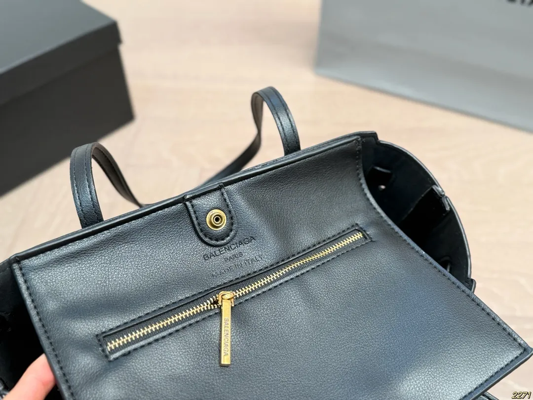 &yen;160/&yen;150配盒 巴黎世家Balenciaga 新款出货啦！秋冬火爆款-日常搭配休闲风妥妥的，绝对吸人眼球不易撞包 。尺寸：33 26/27 20