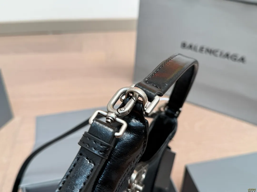 &yen;180飞机盒 Balenciaga 巴黎世家新款 任何风格都可轻松驾驭 适合日常 旅游 出行 集美必备 尺寸20 16
