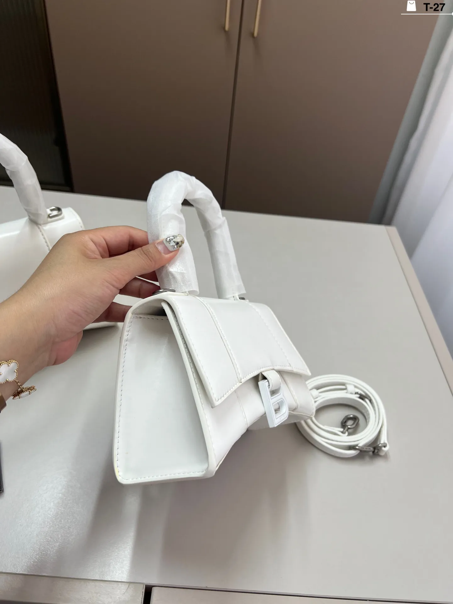 小💰p135 巴黎世家沙漏包（平纹） 优雅 时尚 简单又大方 还带给你带来复古潮流的感觉 T-27尺寸19&times;9/22&times;10折叠盒