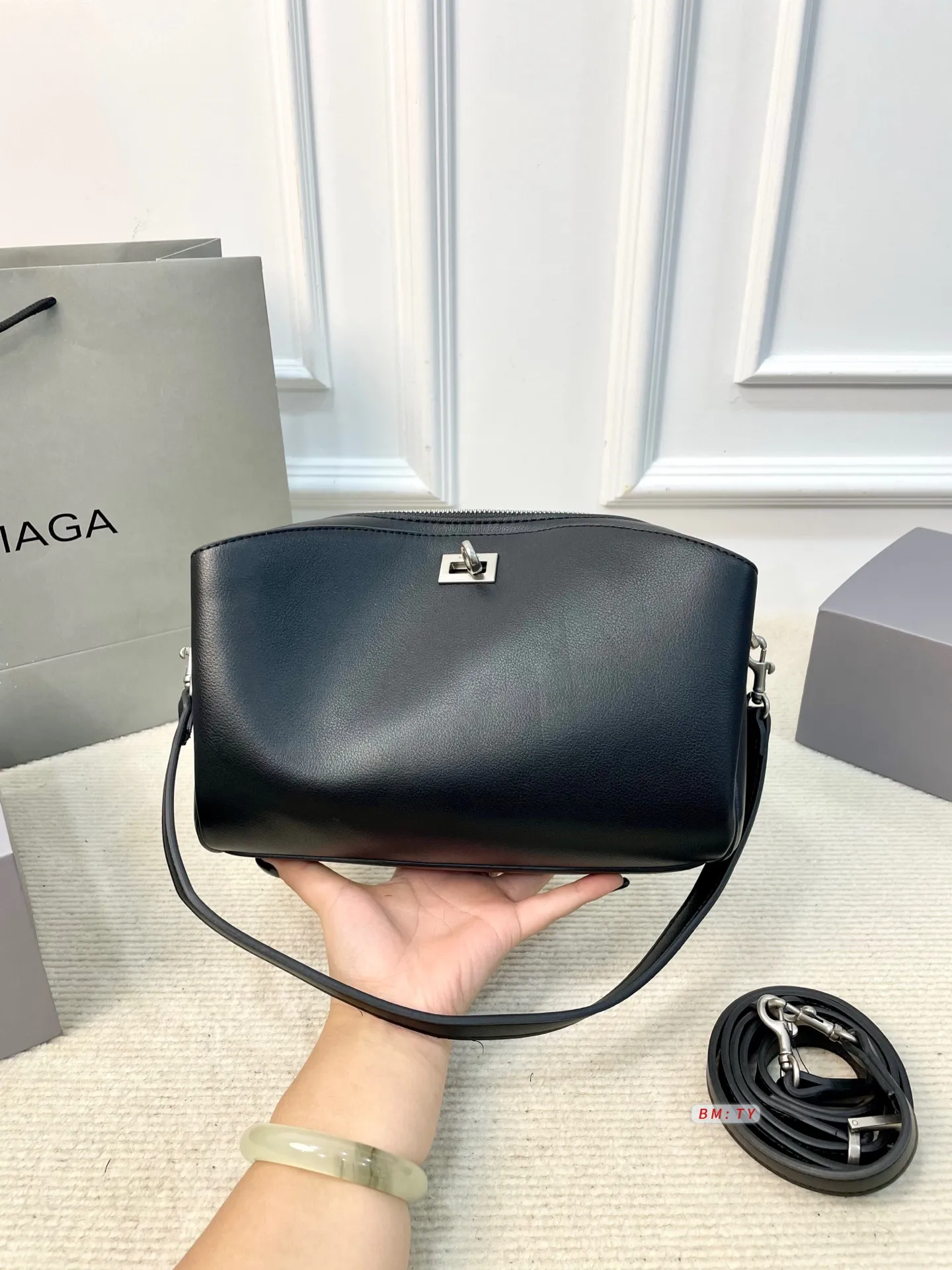 💰155 配折叠礼盒 巴黎世家Rodeo相机包,哑光质感+细腻褶纹,皮质柔软有韧性,越用越有光泽。简约包身配金属锁扣,细节精致,低调又高级!容量适中,手机、充电宝、笔记本都能装下,通勤休闲都OK。肩带可调节,手拎斜挎随心切换,实用又时髦。 尺寸:25*11*16