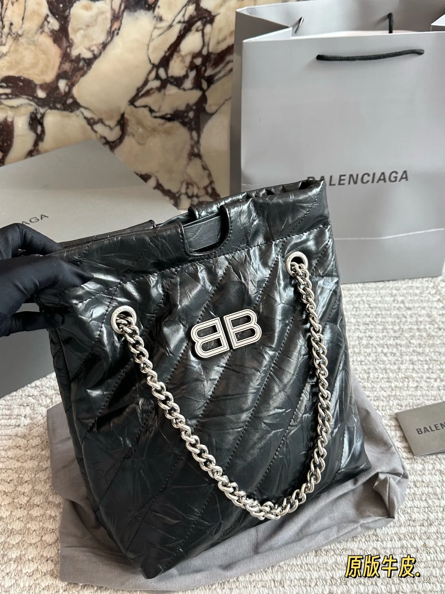 💰230 配盒牛皮 size：25*28cm 巴黎世家新款包包 垃圾袋原来这么好看!！ crush tote 真的太高级了吧! 大小刚好很能装，自重轻，链条可调节随心所欲的高级感满满!