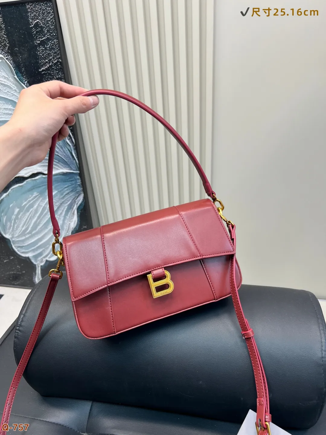 💰160 配折叠盒 巴黎世家CHIPS薯片袋造型颠覆传统牛皮材质打造独特触感，超薄设计却能装下手机、口红，兼具趣味与实用。搭配可拆卸肩带，轻松驾驭街头潮搭与摩登商务。以先锋设计打破平庸，让每一次出场都成为话题焦点！ 尺寸25.16cm