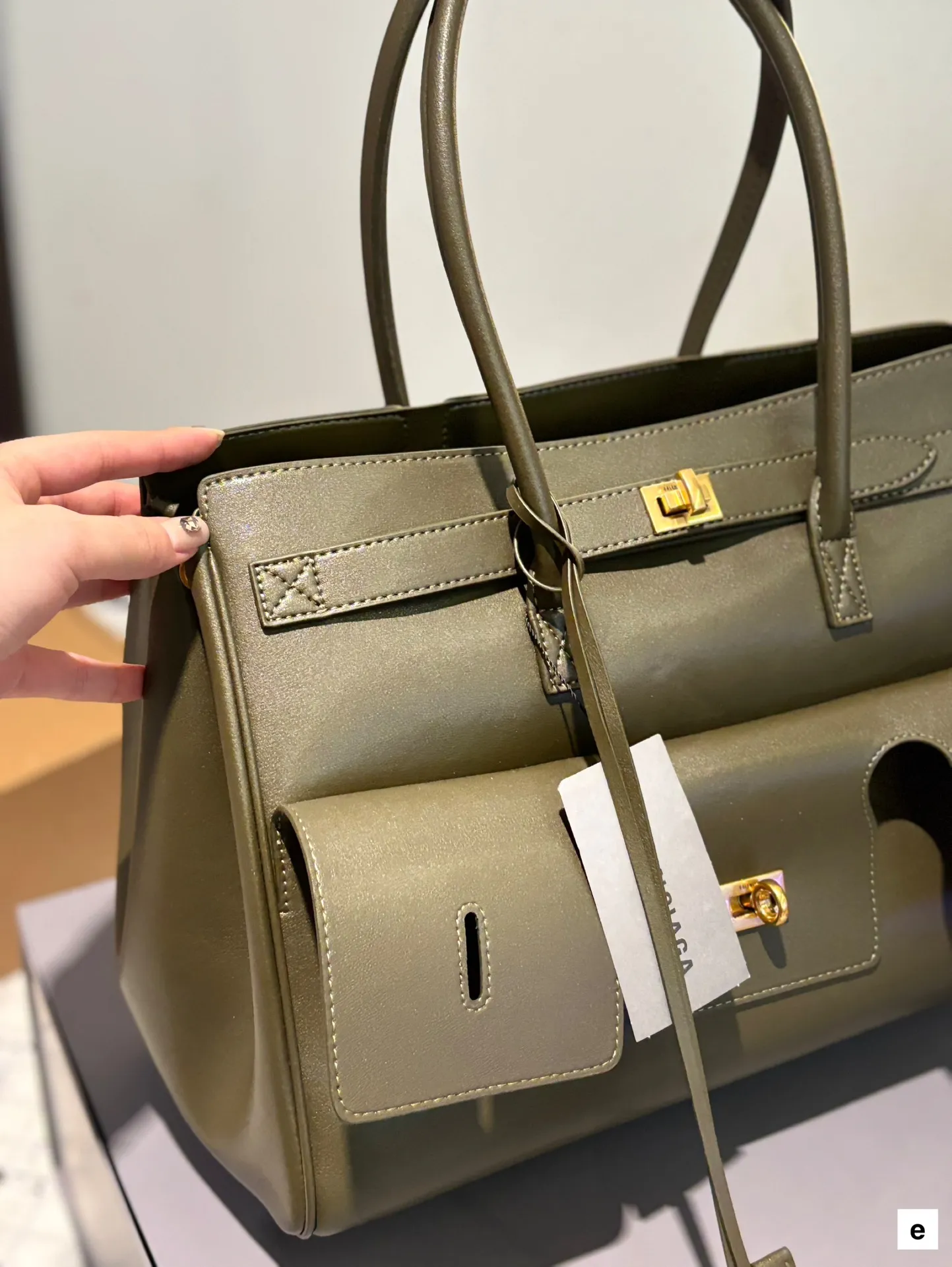 牛皮 p285 卡戴珊look|巴黎世家 甲甲卡戴珊(Kim Kardashian)套装巴黎世家家的 (铂金包Balenciaga belair)黑色机车过膝靴穿出了卡戴珊的霸气. 。。今年巴黎世家的包把爱马仕玩的淋漓尽先是kelly redeo，又是birkin的belair。光价格没比爱 马仕便宜哦，真是又爱又恨的。大号35 30cm