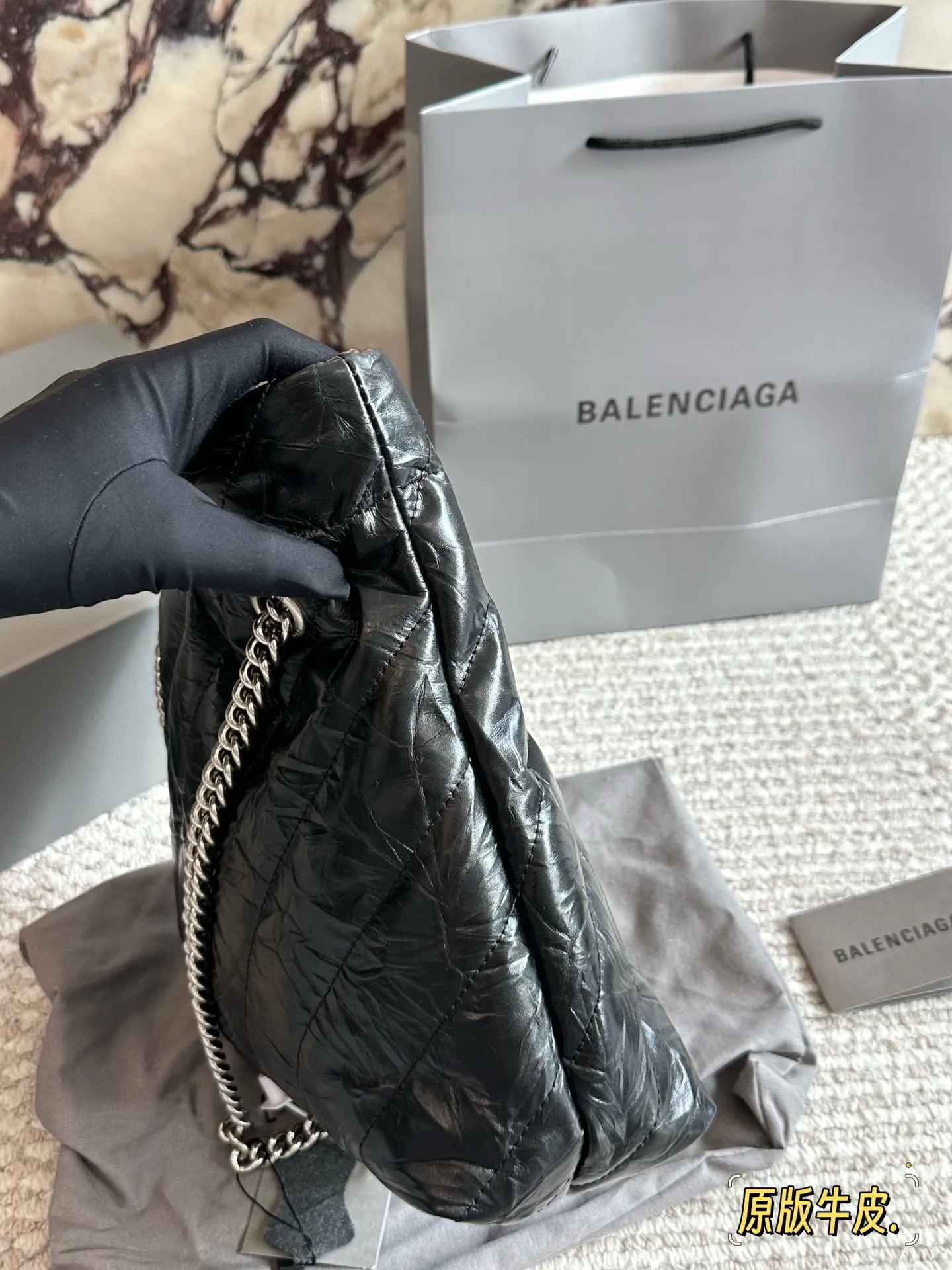 💰230 配盒牛皮 size：25*28cm 巴黎世家新款包包 垃圾袋原来这么好看!！ crush tote 真的太高级了吧! 大小刚好很能装，自重轻，链条可调节随心所欲的高级感满满!