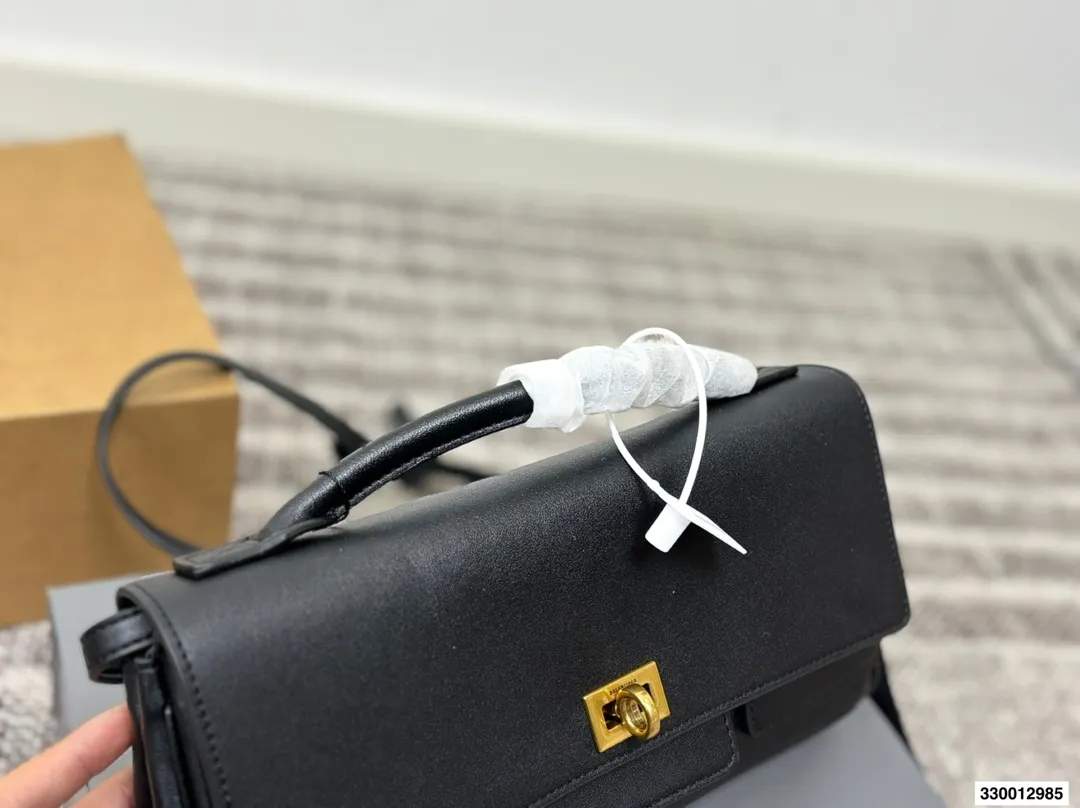 p215 全套包装 size: 28*14cm 巴黎世家 belair这个系列太顶了! 新款手包/斜挎包小小的很精致! 牛皮品质哦! 皮质的韧性与手感都非常柔和哦